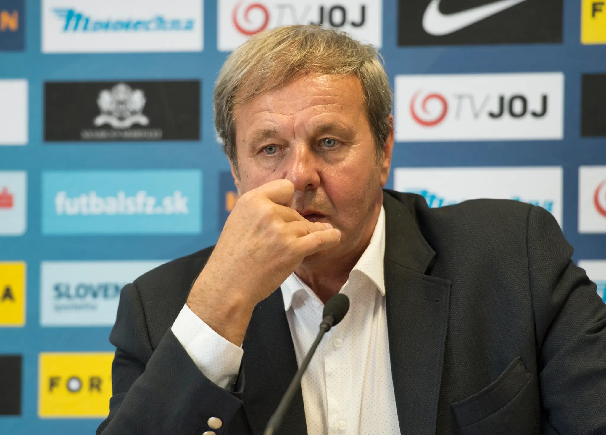 Tréner slovenskej futbalovej reprezentácie Ján Kozák počas tlačovej konferencie.