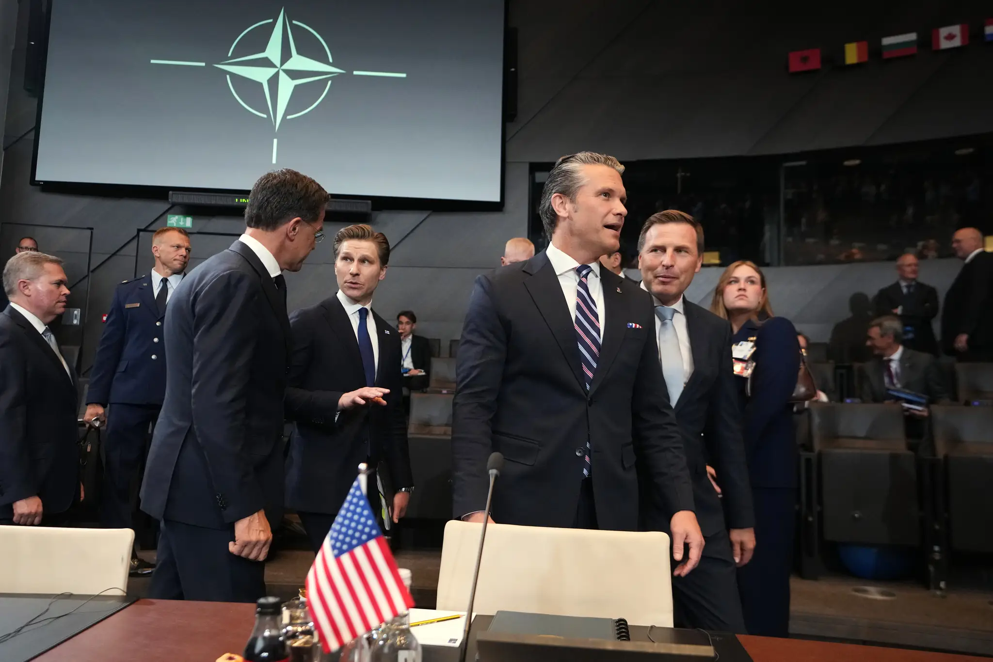 Minister obrany Spojených štátov Pete Hegseth a generálny tajomník NATO Mark Rutte prichádzajú na zasadnutie Severoatlantickej rady.