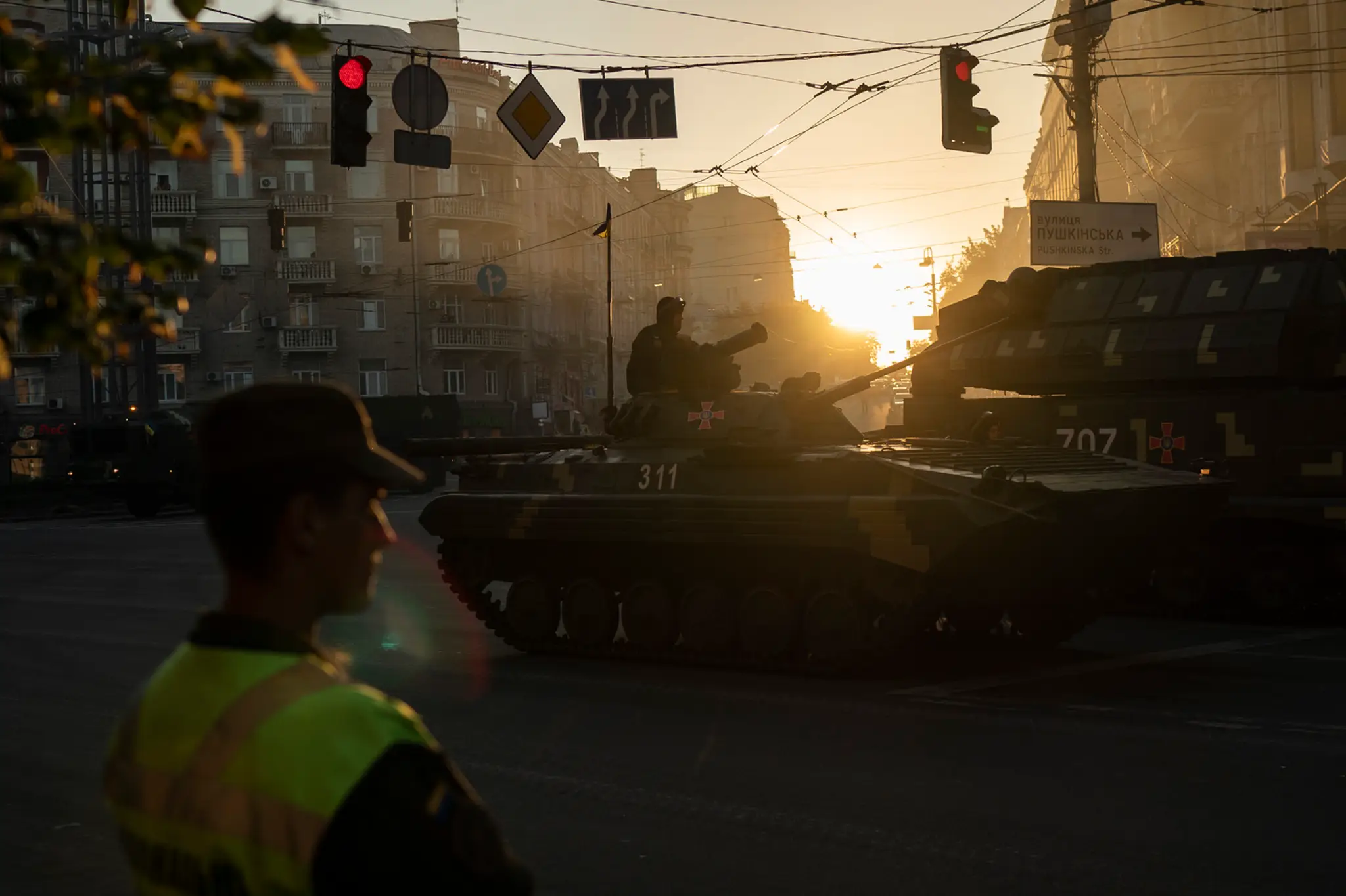 Bojové vozidlo ukrajinskej armády hliadkuje v Kyjeve.