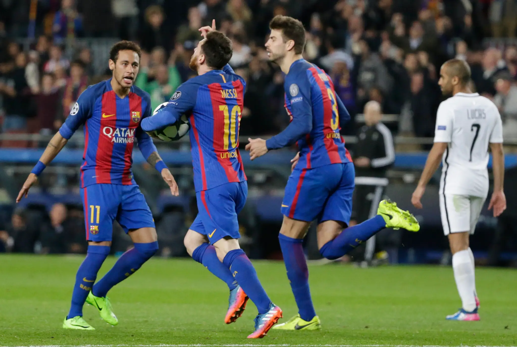 Lionel Messi s pohľadom do nebies oslavuje gól v odvete osemfinále LM proti PSG.