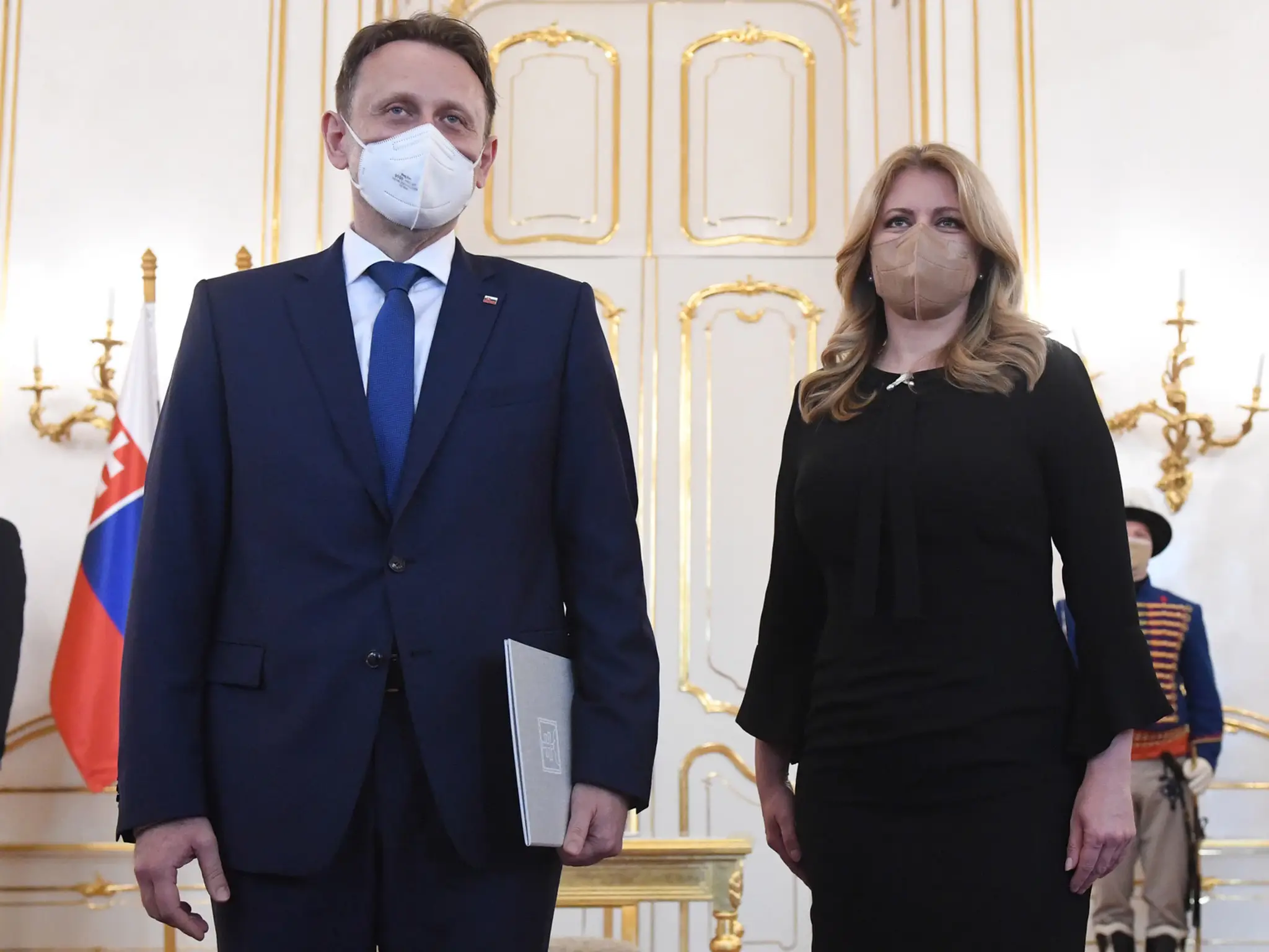 Minister pôdohospodárstva Samuel Vlčan a prezidentka Zuzana Čaputová.