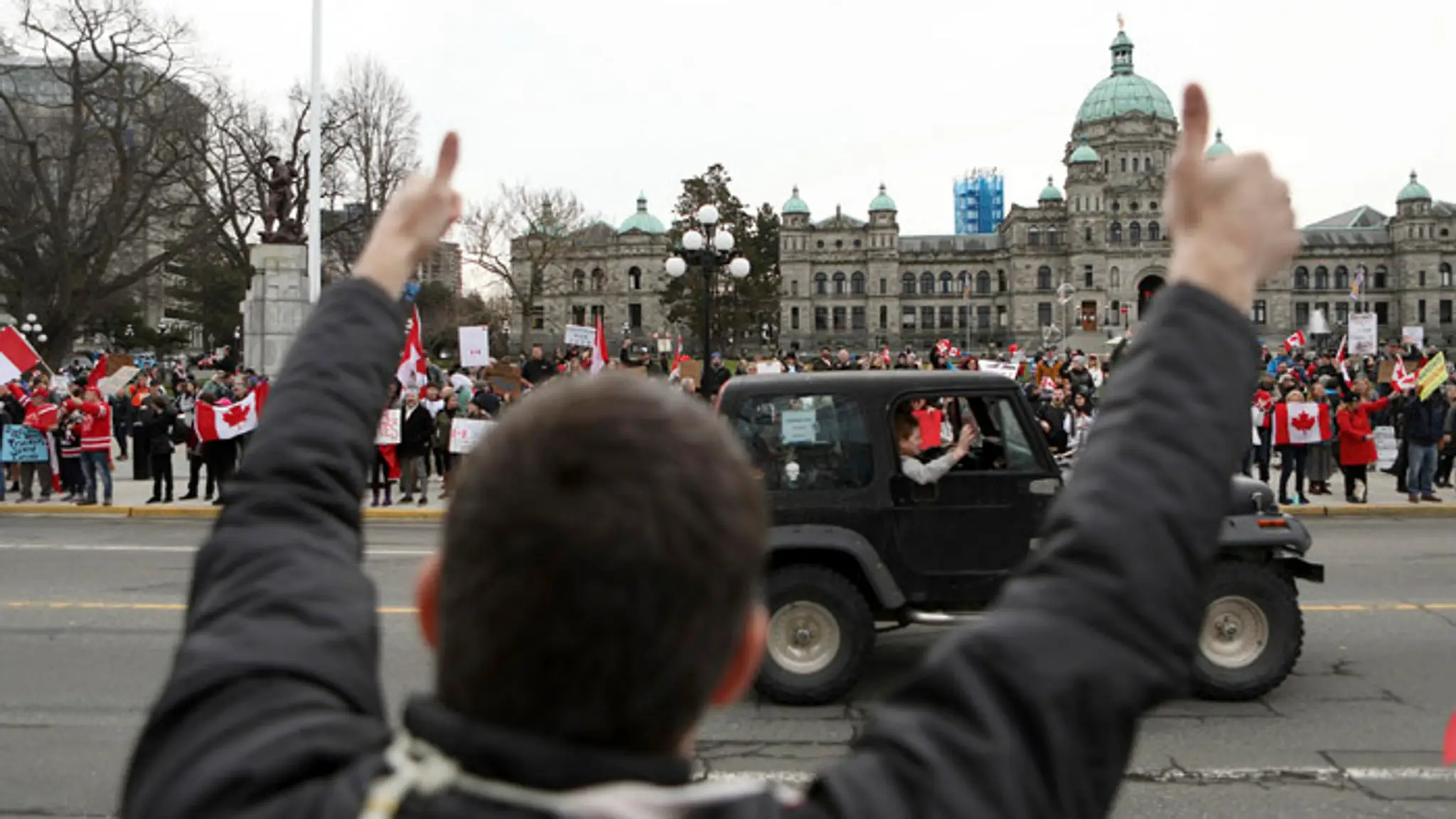 Tisíce ľudí protestovali proti očkovaniu.
