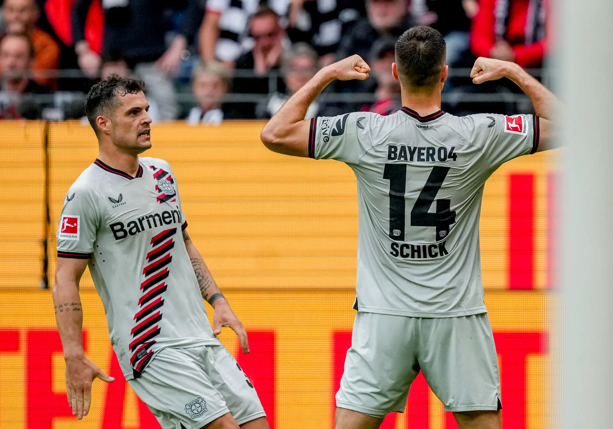 Futbalista Leverkusenu Patrik Schick (vpravo) sa teší z gólu.