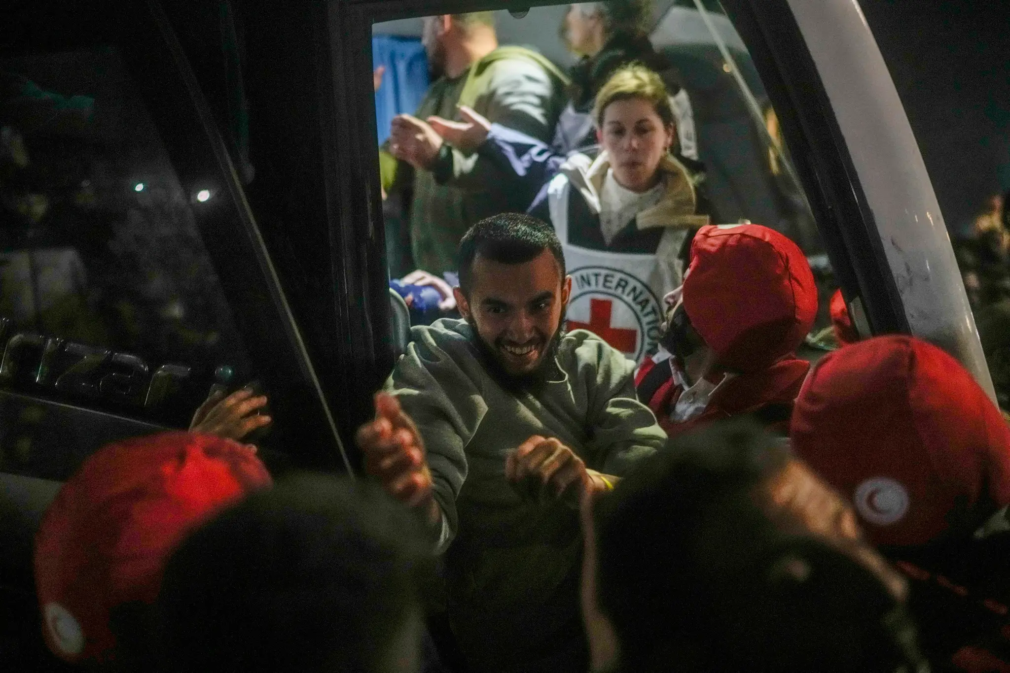 Na snímke palestínsky väzeň po prepustení z izraelského väzenia.