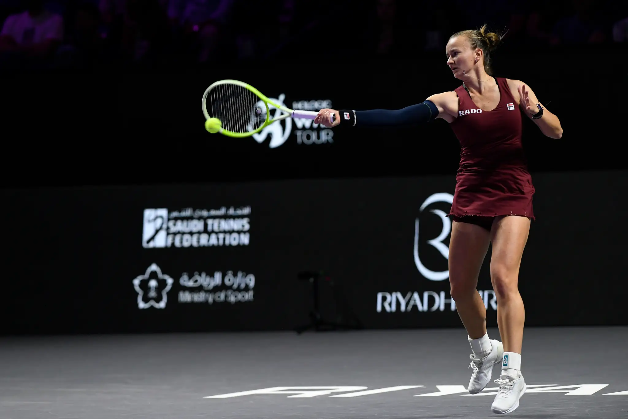 Česká tenistka Barbora Krejčíková  odvracia úder Čchin-wen Čeng z Číny.