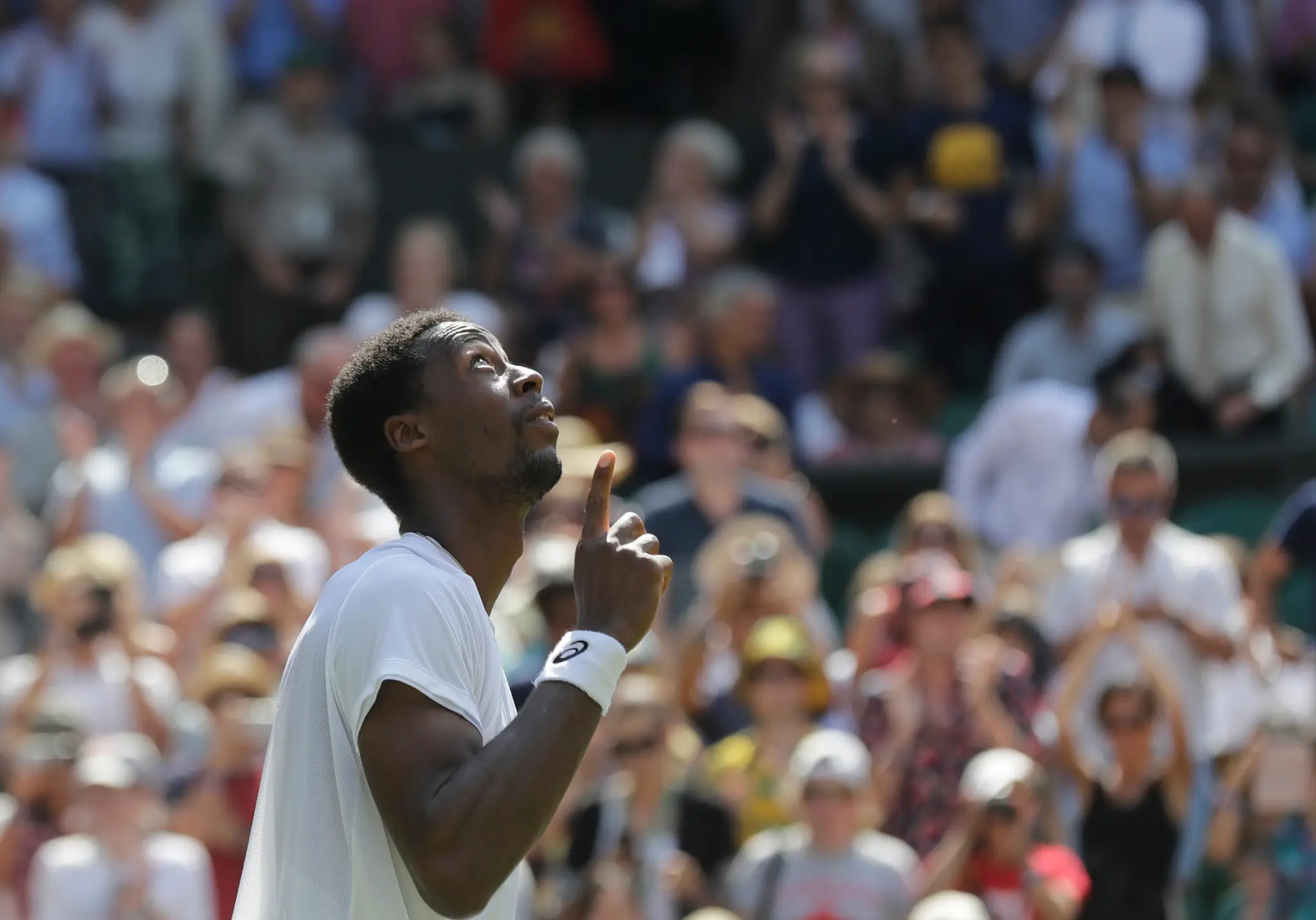 Francúzsky tenista Gael Monfils oslavuje triumf v 3. kole Wimbledonu 2018.