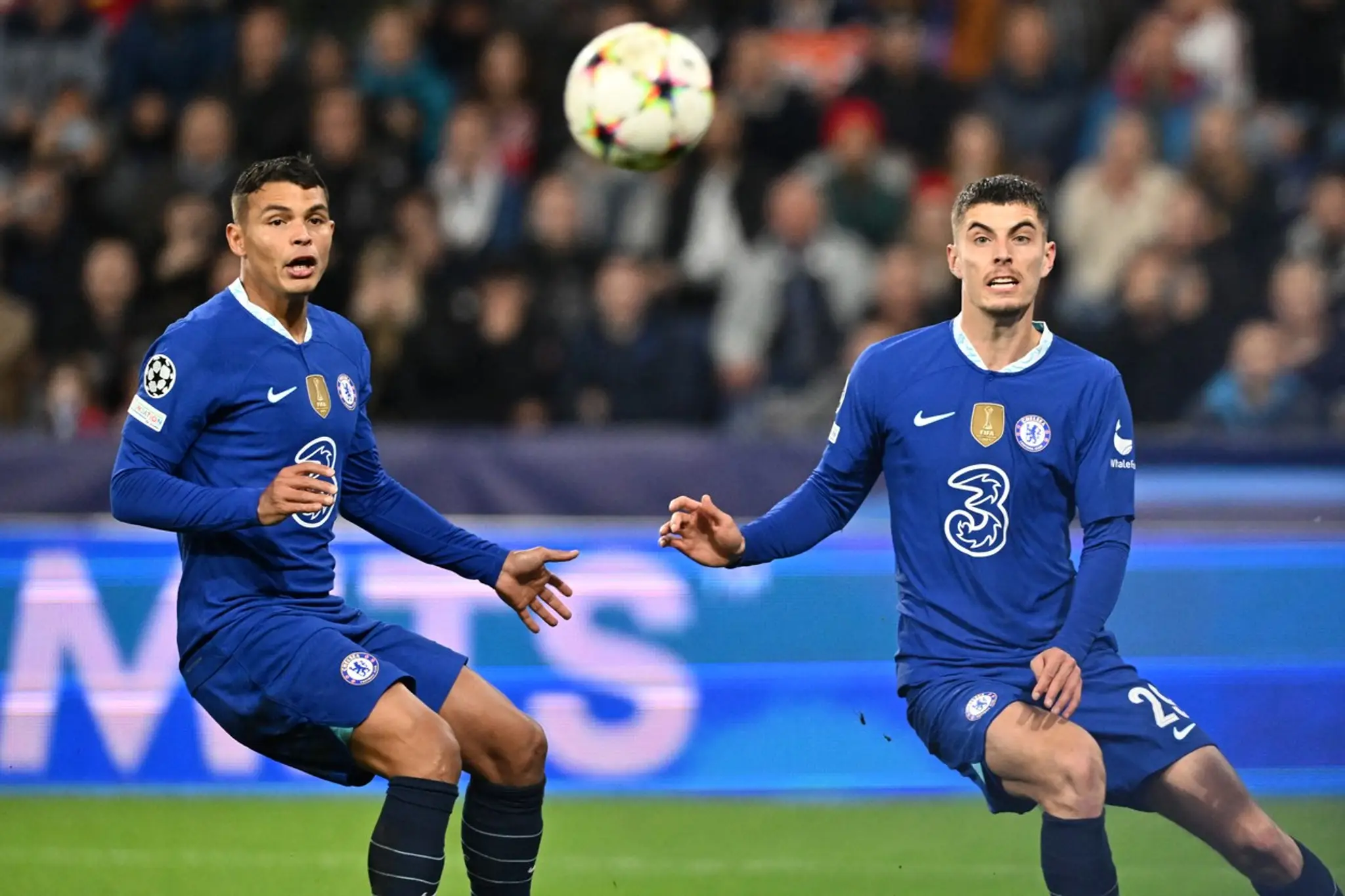 Kai Havertz (vpravo) v Londýne zostane, no namiesto modrej oblečie červenú