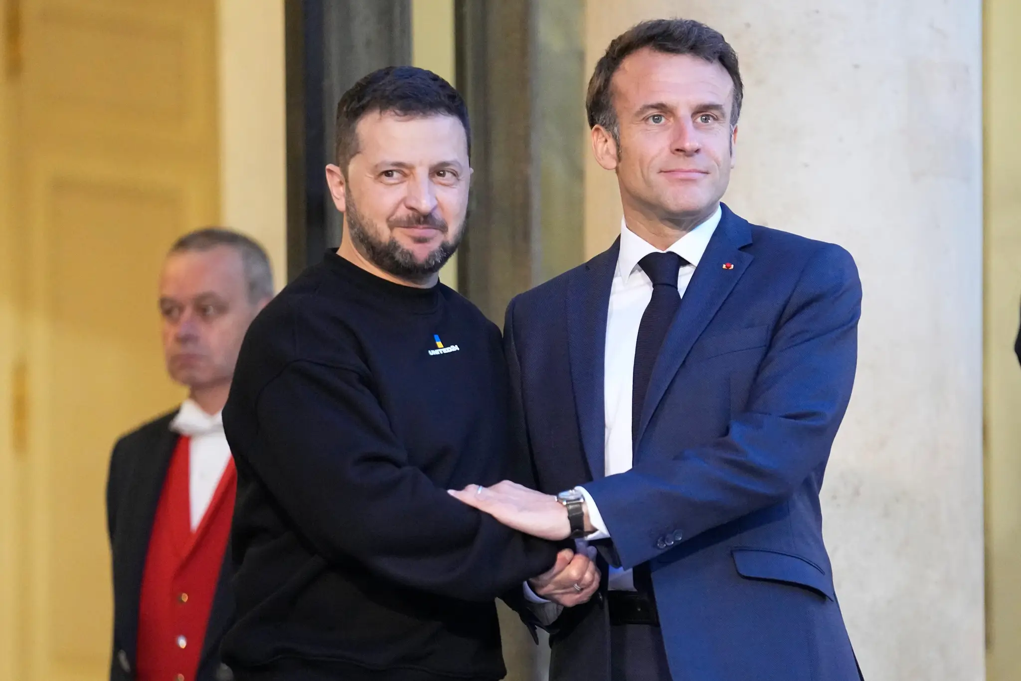 Ukrajinský prezident Volodymyr Zelenskyj (vľavo) a francúzsky prezident Emmanuel Macron.