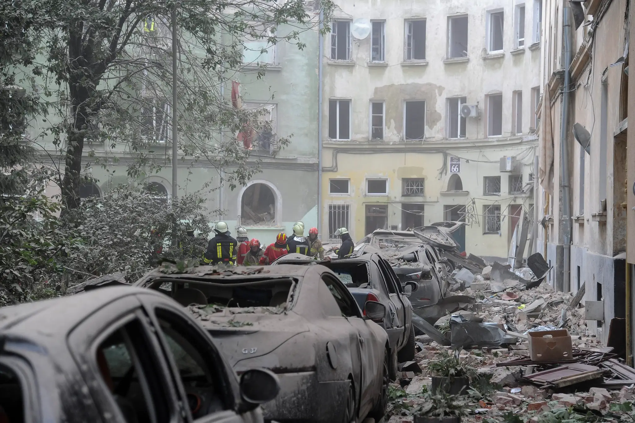 Zničená bytovka po raketovom útoku Rusov v meste Ľvov.