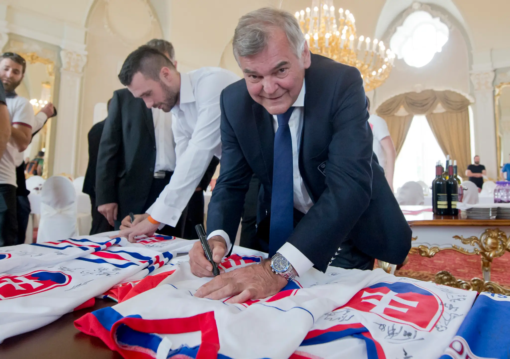 Na snímke tréner Vladimír Vůjtek a vľavo útočník Marek Viedenský podpisujú reprezentačné dresy.