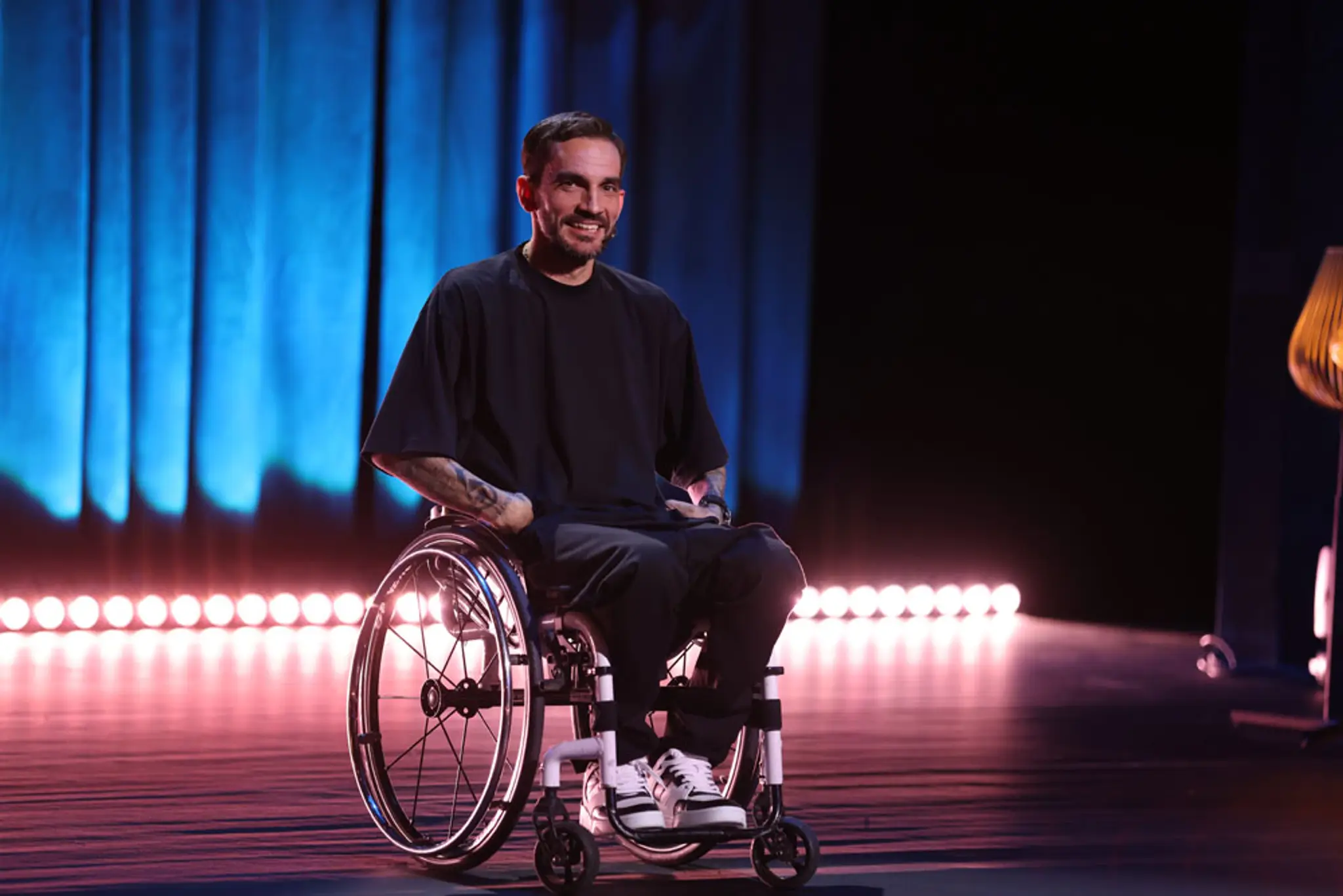 Komik Bekim Aziri: Niekedy je ťažké priznať si, že nedokážete nakrájať jedlo. Ale s humorom ide všetko ľahšie