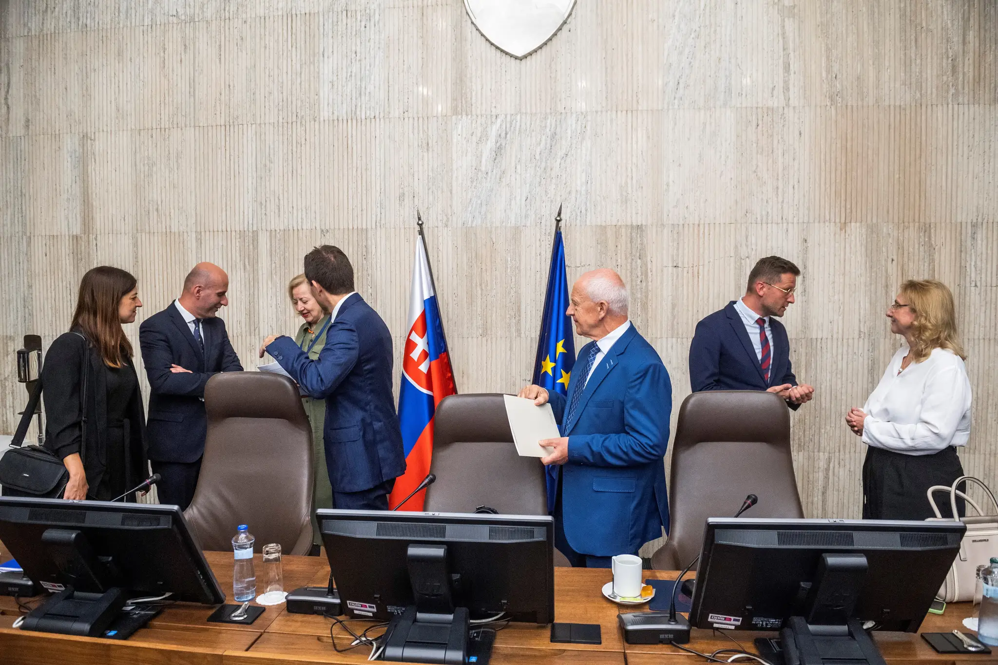 Členovia novej vlády s premiérom Ľudovítom Ódorom.