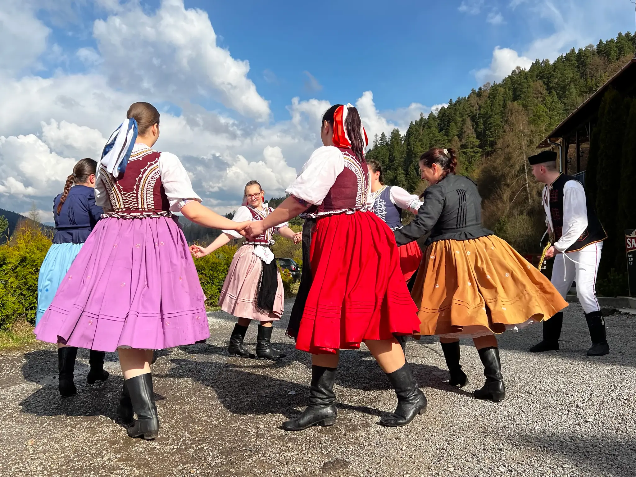Členovia Folklórneho súboru Krompašan z Krompách oblievali a šibali svoje kolegyne nielen v meste, ale i v susednej obci Slovinky.