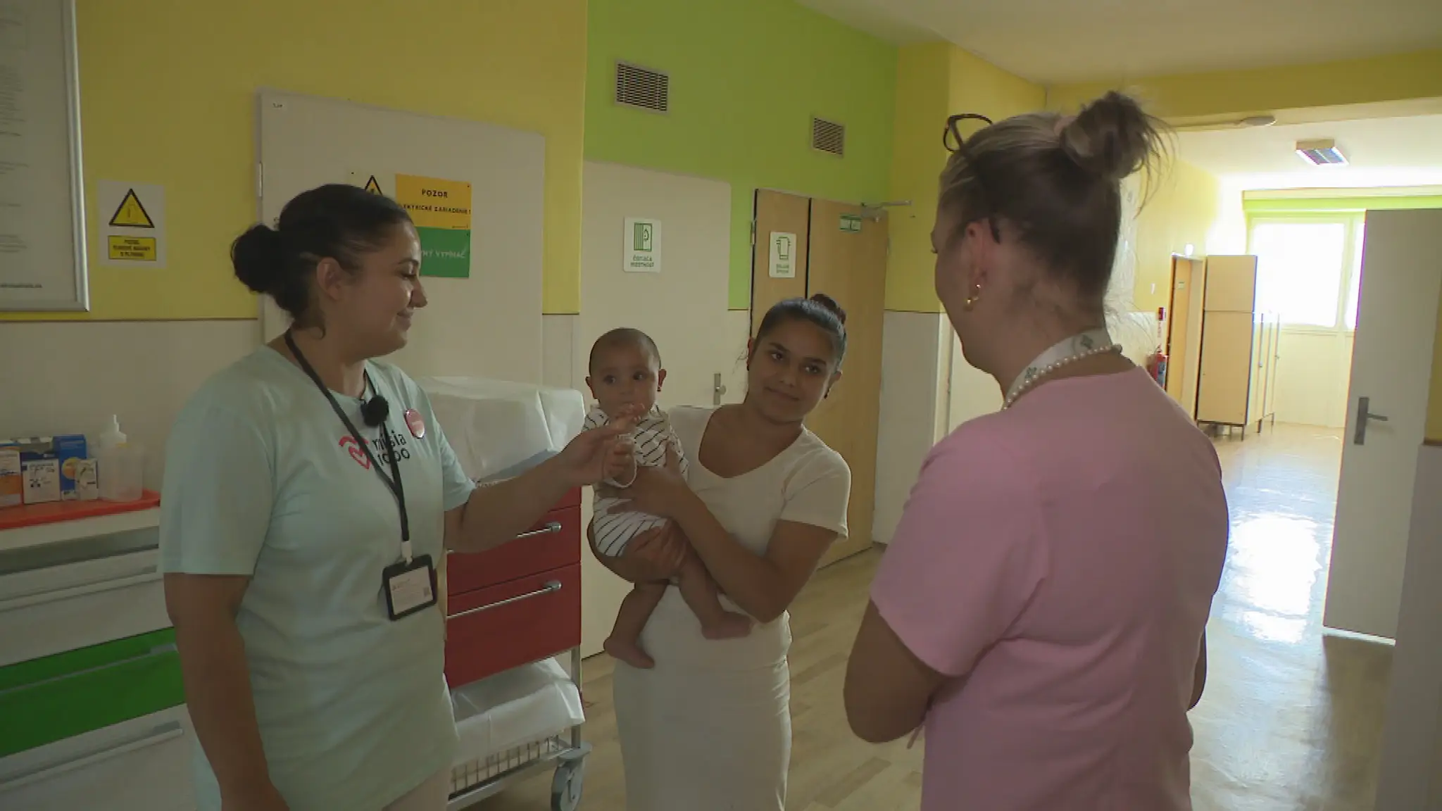 Babica s mamičkou a sestričkou na pediatrickom oddelení