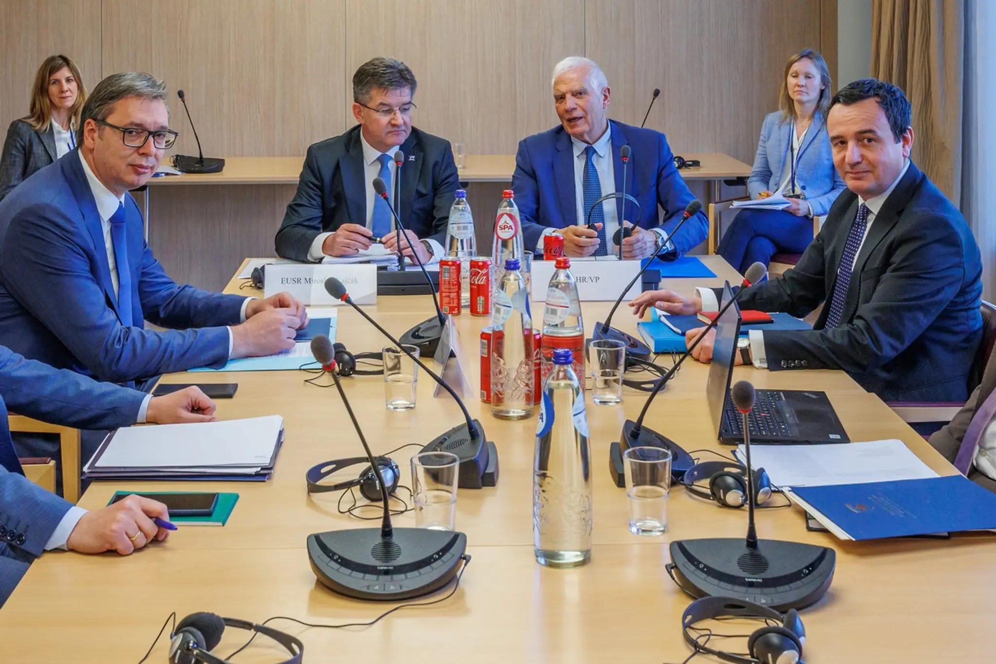 Srbský prezident Aleksandar Vučič, osobitný predstaviteľ EÚ Miroslav Lajčák,  šéf európskej diplomacie Josep Borrell a kosovský premiér Albin Kurti.