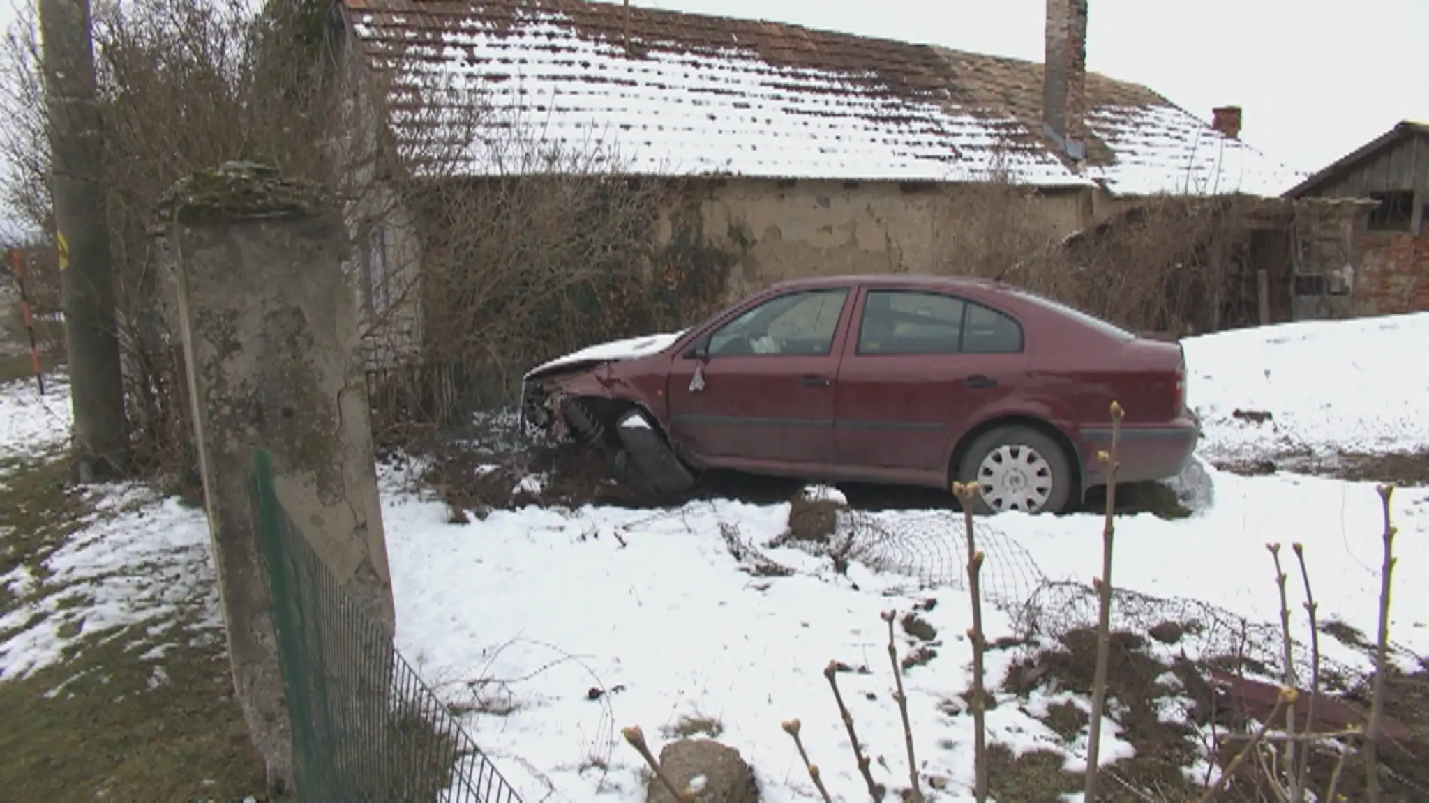 Auto pristálo vo dvore.