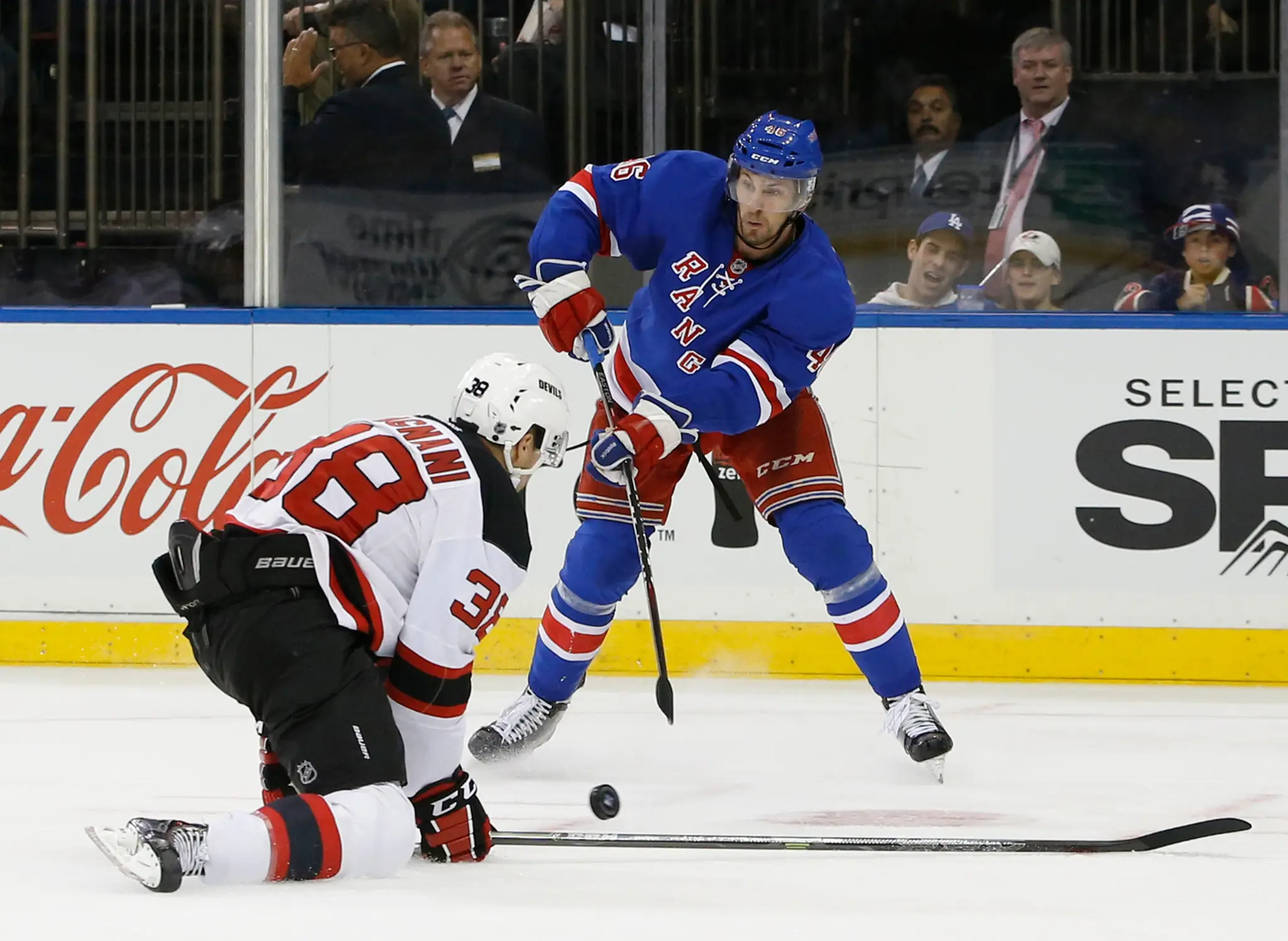 Marc-Andre Gragnani z New Jersey Devils a ľavé krídlo New Yorku Rangers Marek Hrivík
