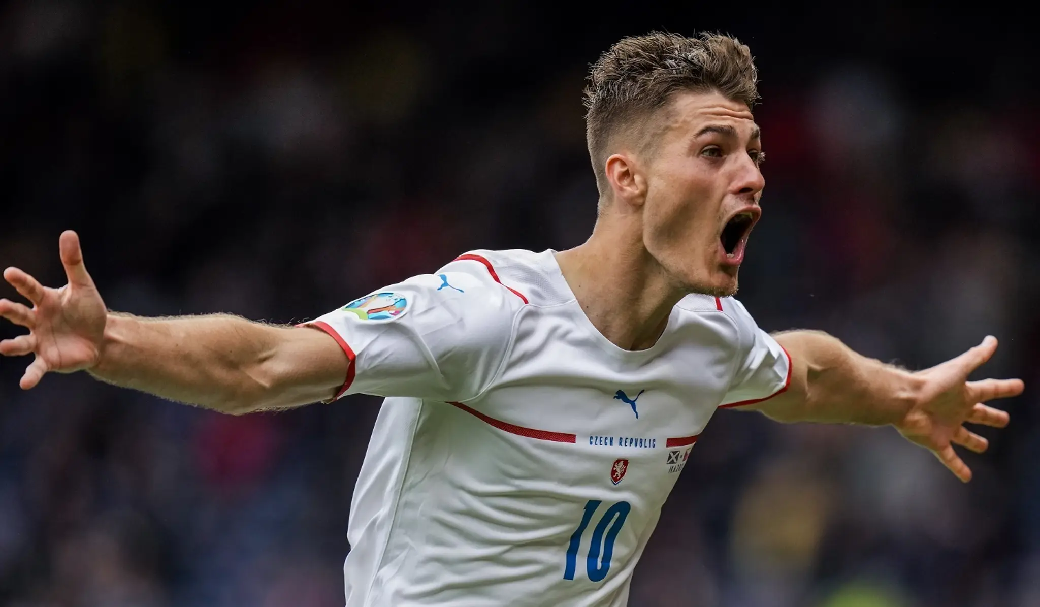 Český futbalista Patrik Schick sa teší zo svojho druhého gólu.