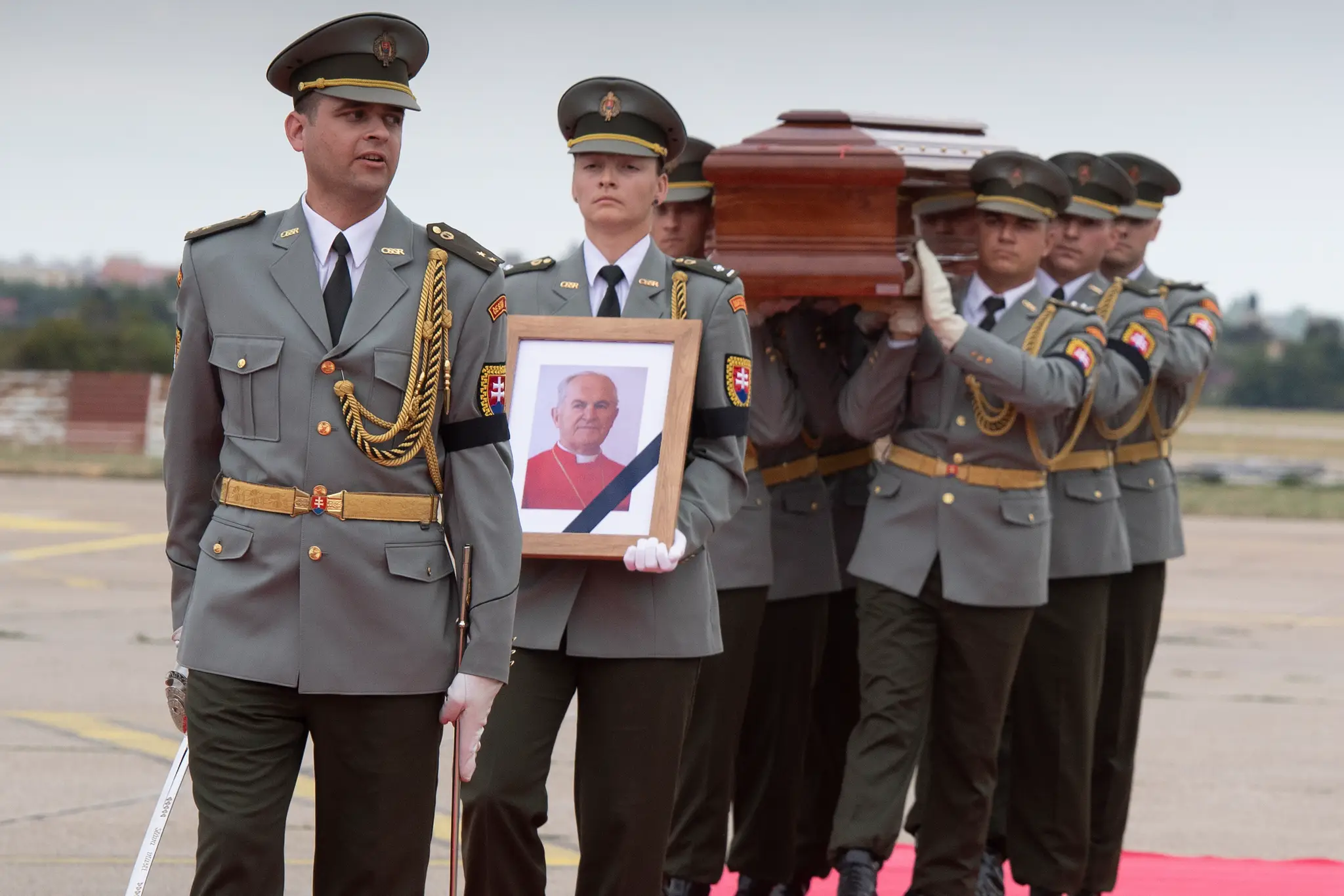 Pozostatky kardinála Jozefa Tomka sú už na Slovensku.