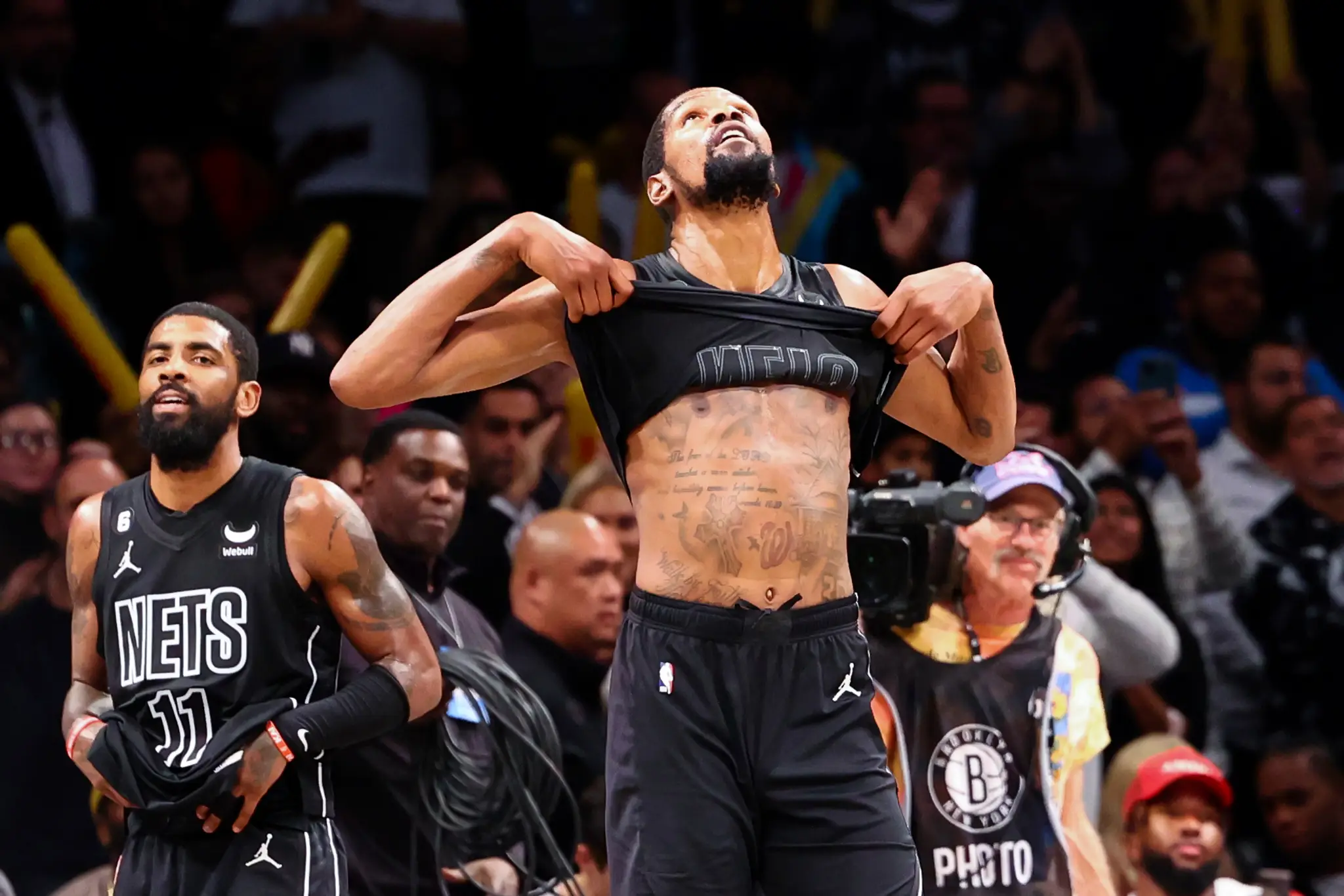 Kyrie Irving vľavo
