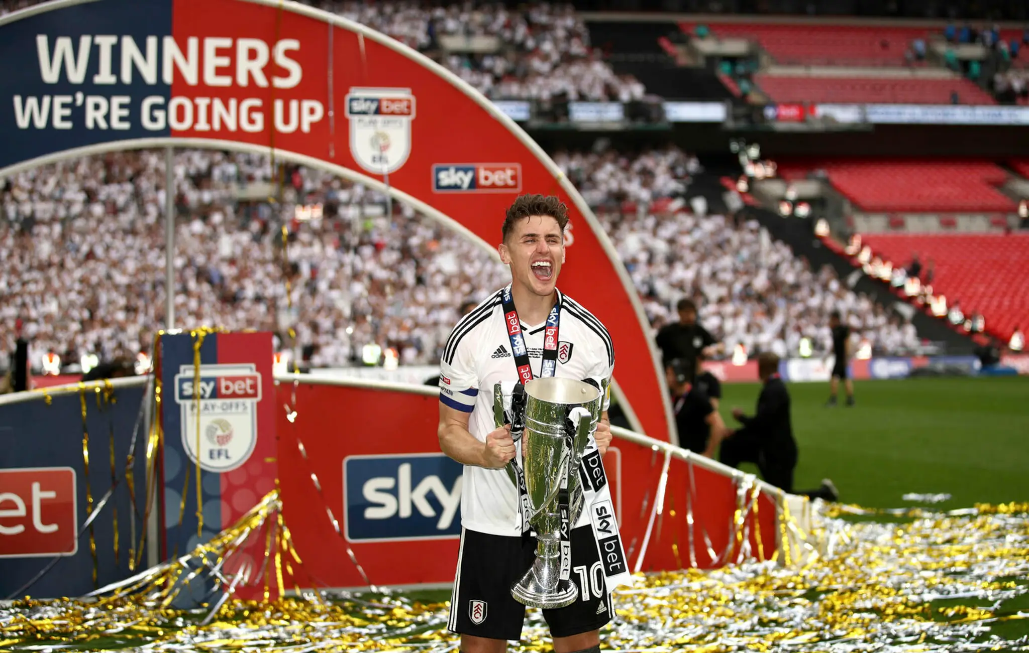 Tom Cairney z Fulhamu sa teší z postupu do Premier League.