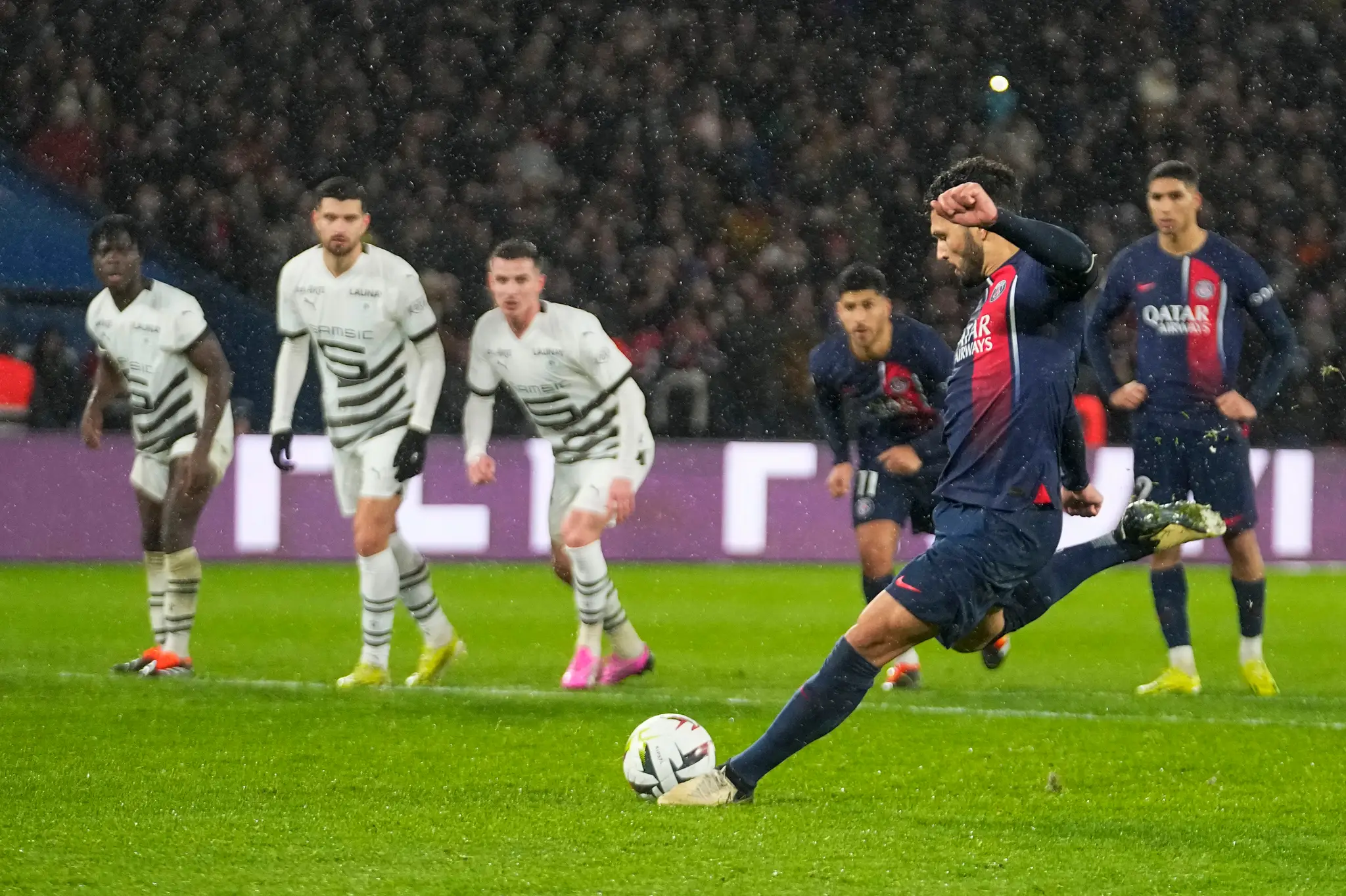 Goncalo Ramos zachránil Parížu bod v samom závere.