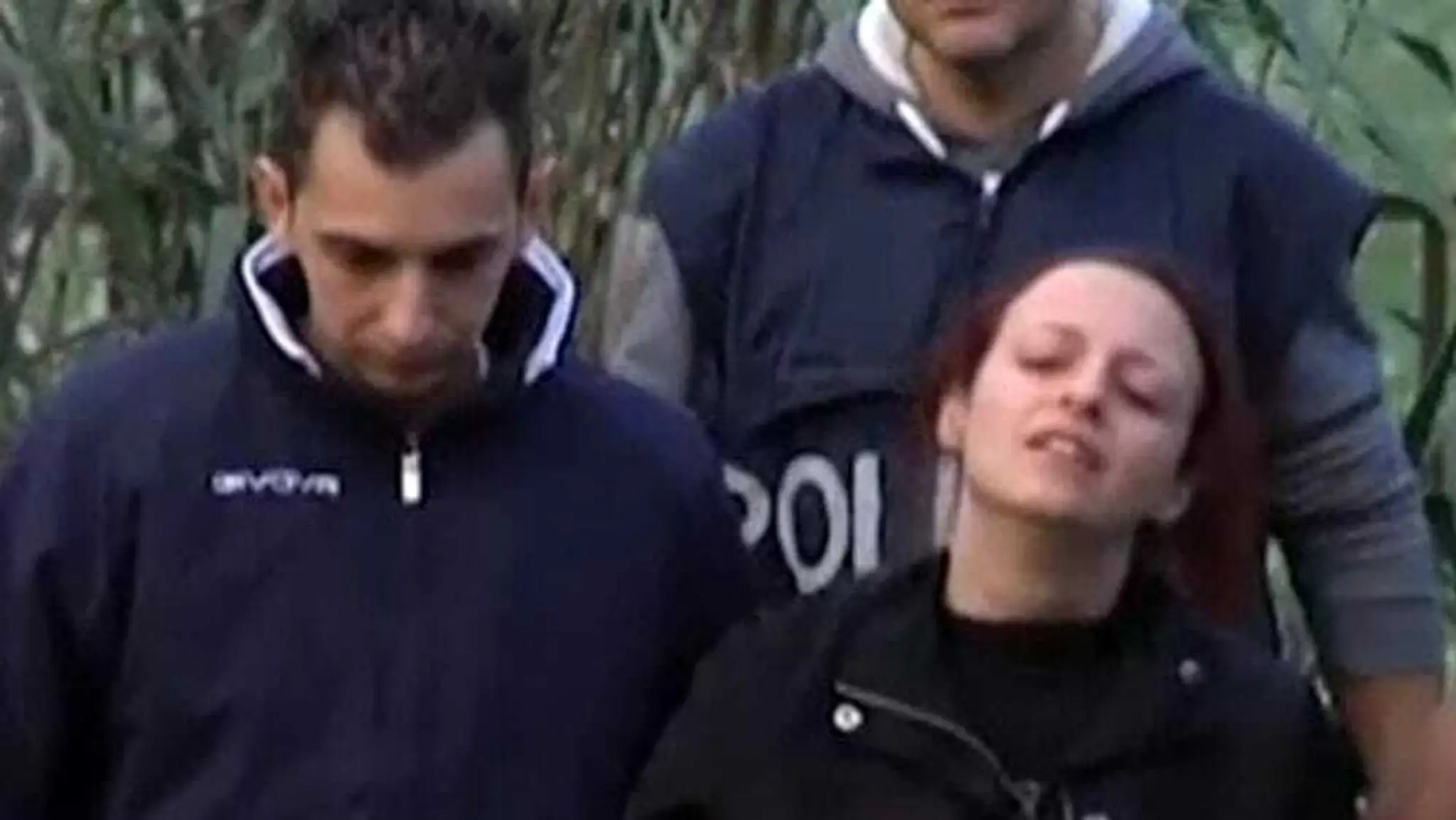 Polícia odvádza krkavčiu matku.