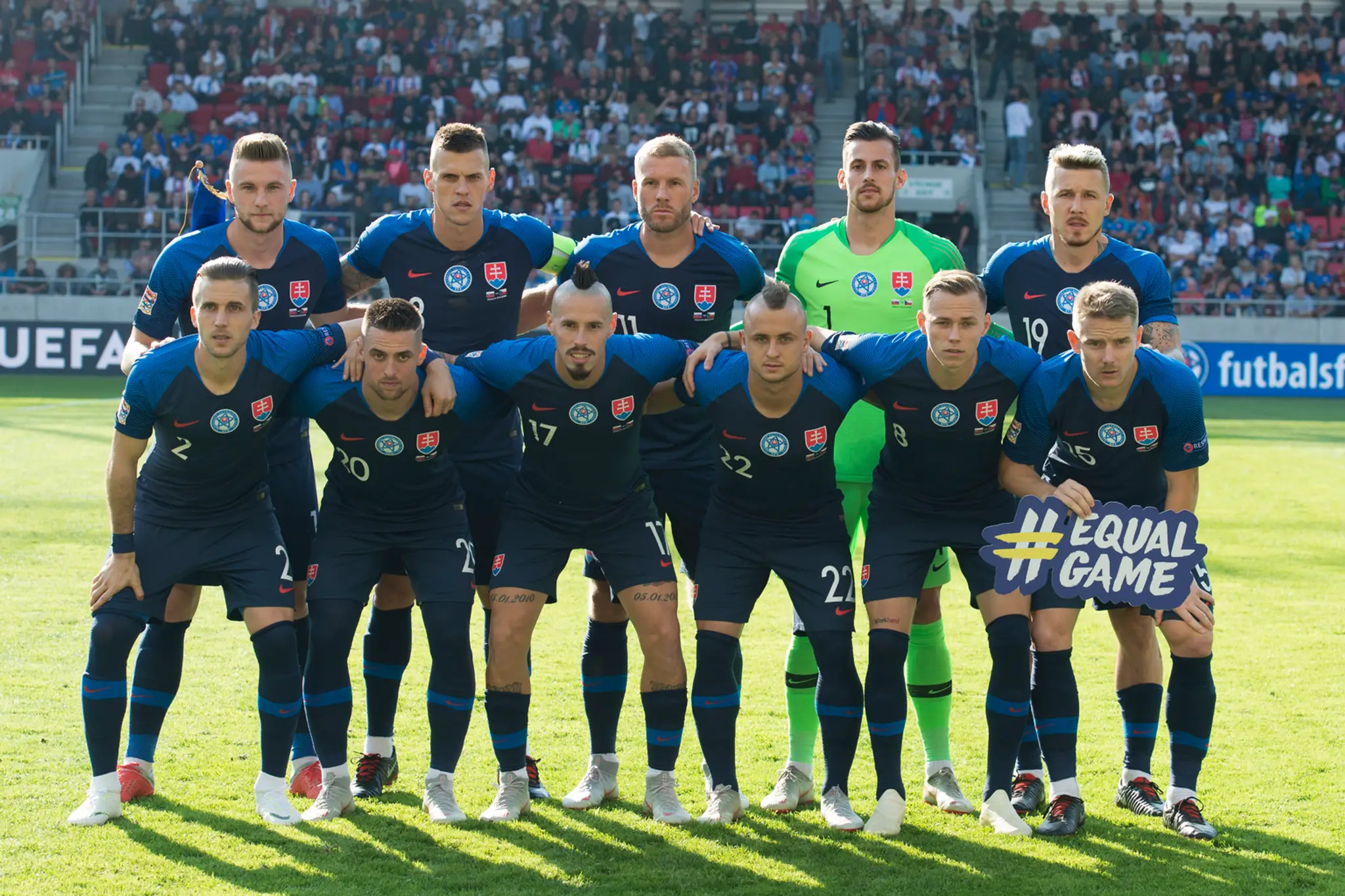 Tímová fotografia slovenskej futbalovej reprezentácie pred zápasom s Českom.