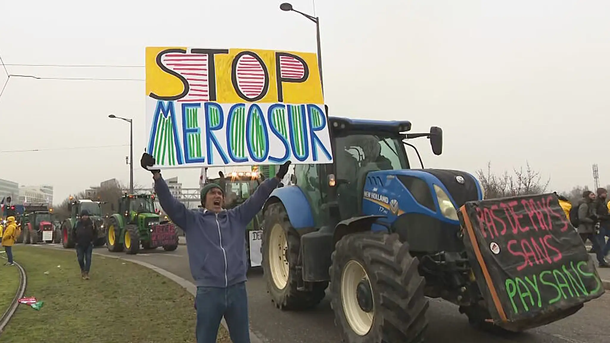 Farmári protestujú pred EP proti podmienkami dohody s Mercosurom. 