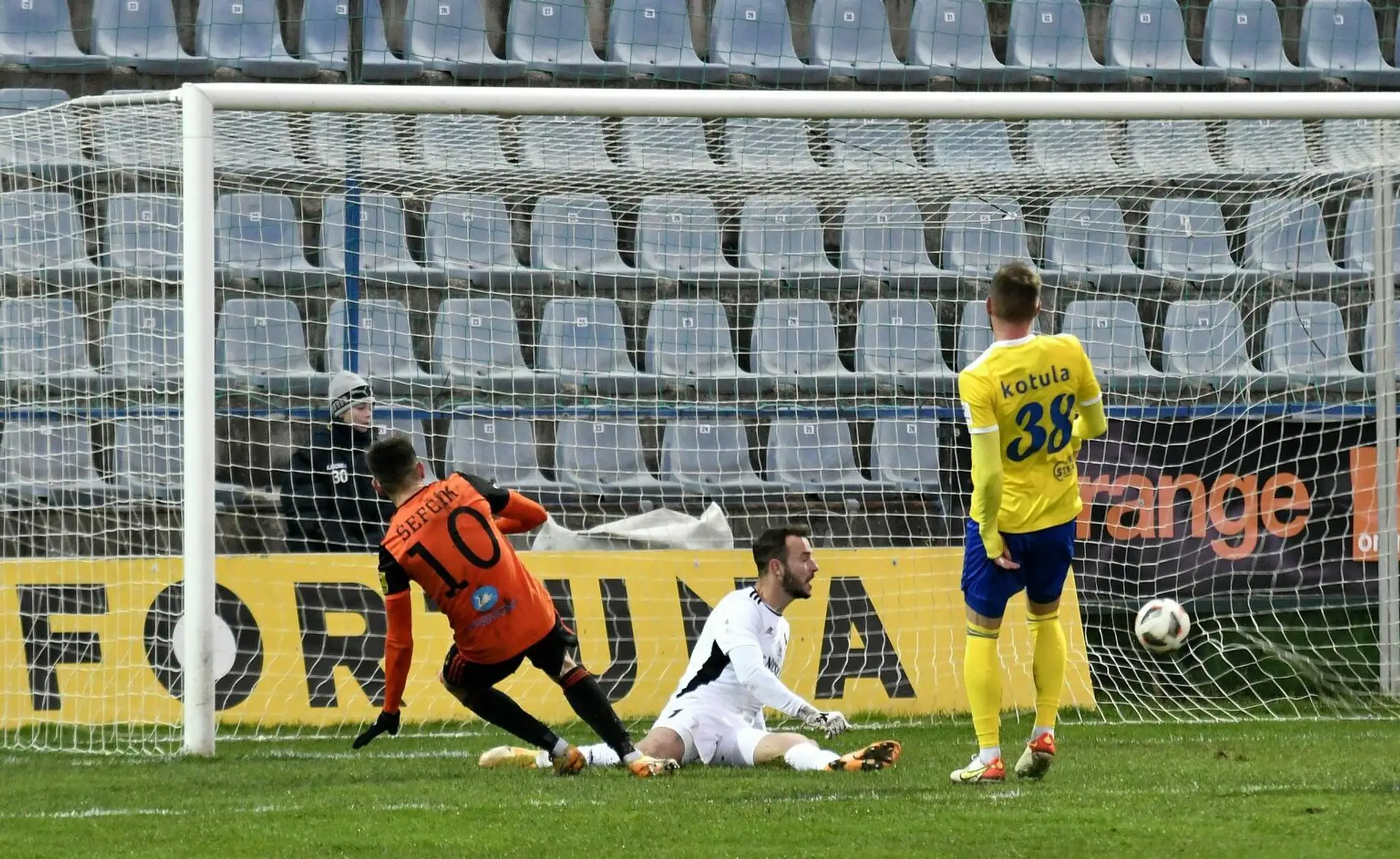 Samuel Šefčík strieľa druhý gól brankárovi Michaloviec.