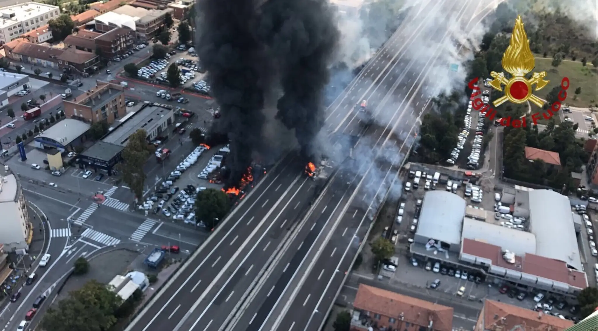 Na snímke pohľad z helikoptéry na výbuch na diaľnici 6. augusta 2018 v talianskej Bologni.