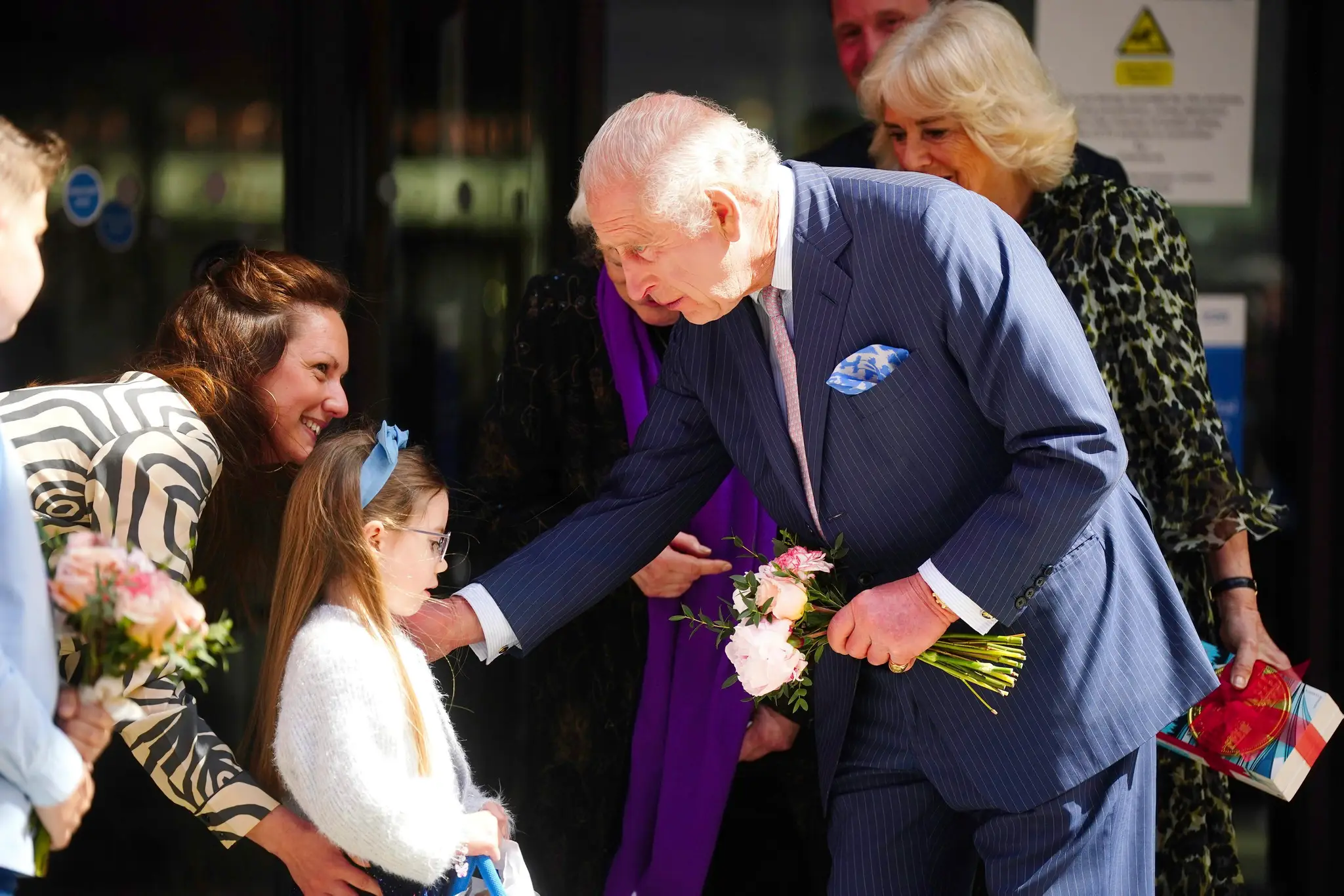 Kráľ Karol III. počas návštevy londýnskej nemocnice