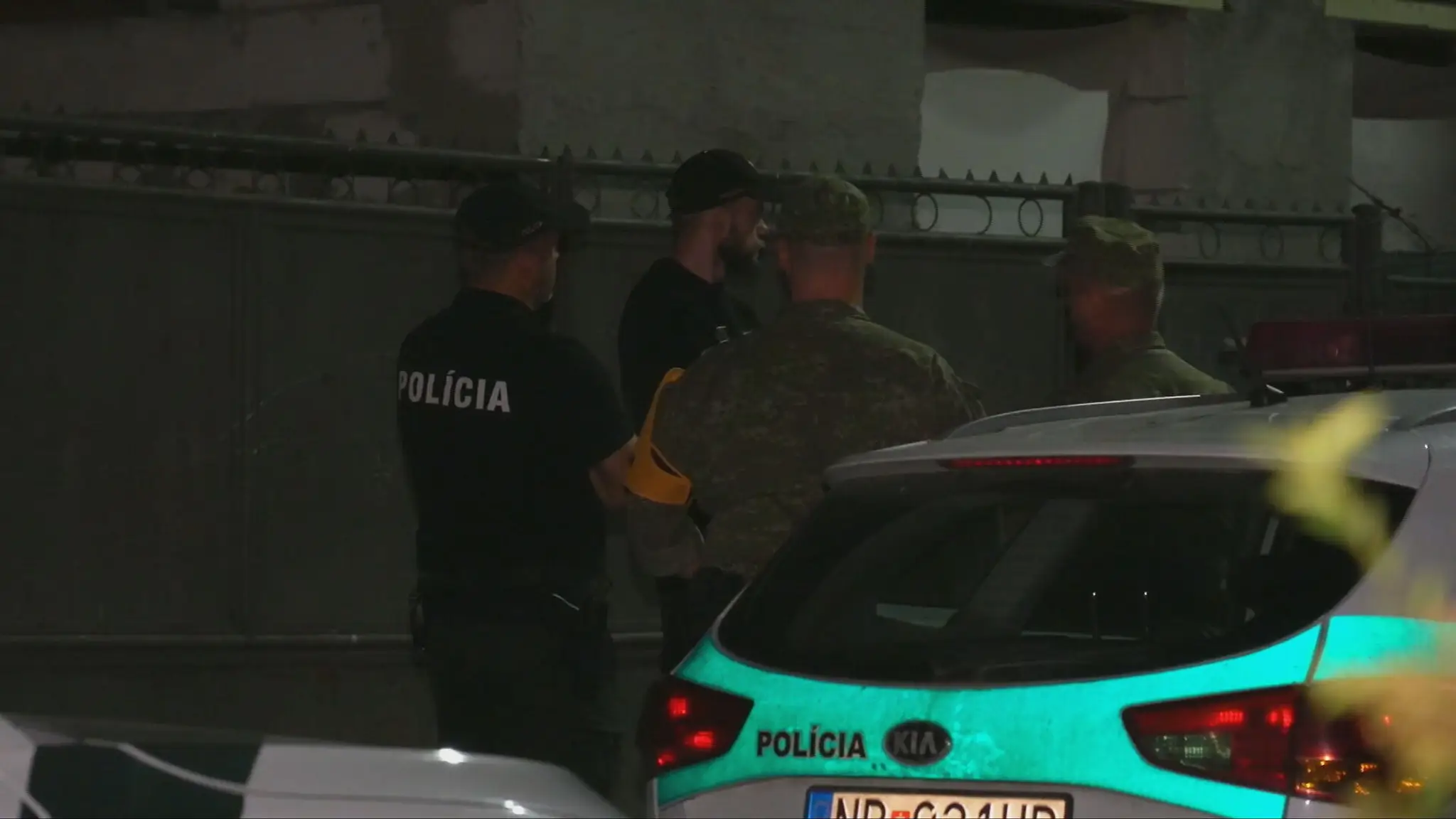 Ulicu vo Vinodole strážia policajti a žandári