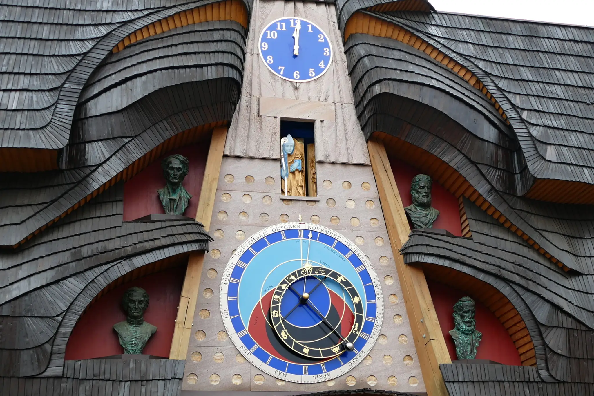 Slovenský orloj má nové sochy