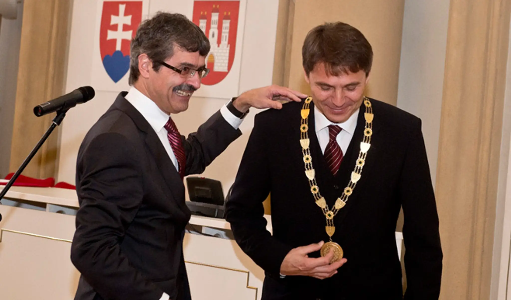 Exprimátor Bratislavy Milan Ftáčnik odovzdáva primátorsku reťaz nástupcovi Ivovi Nesrovnalovi.