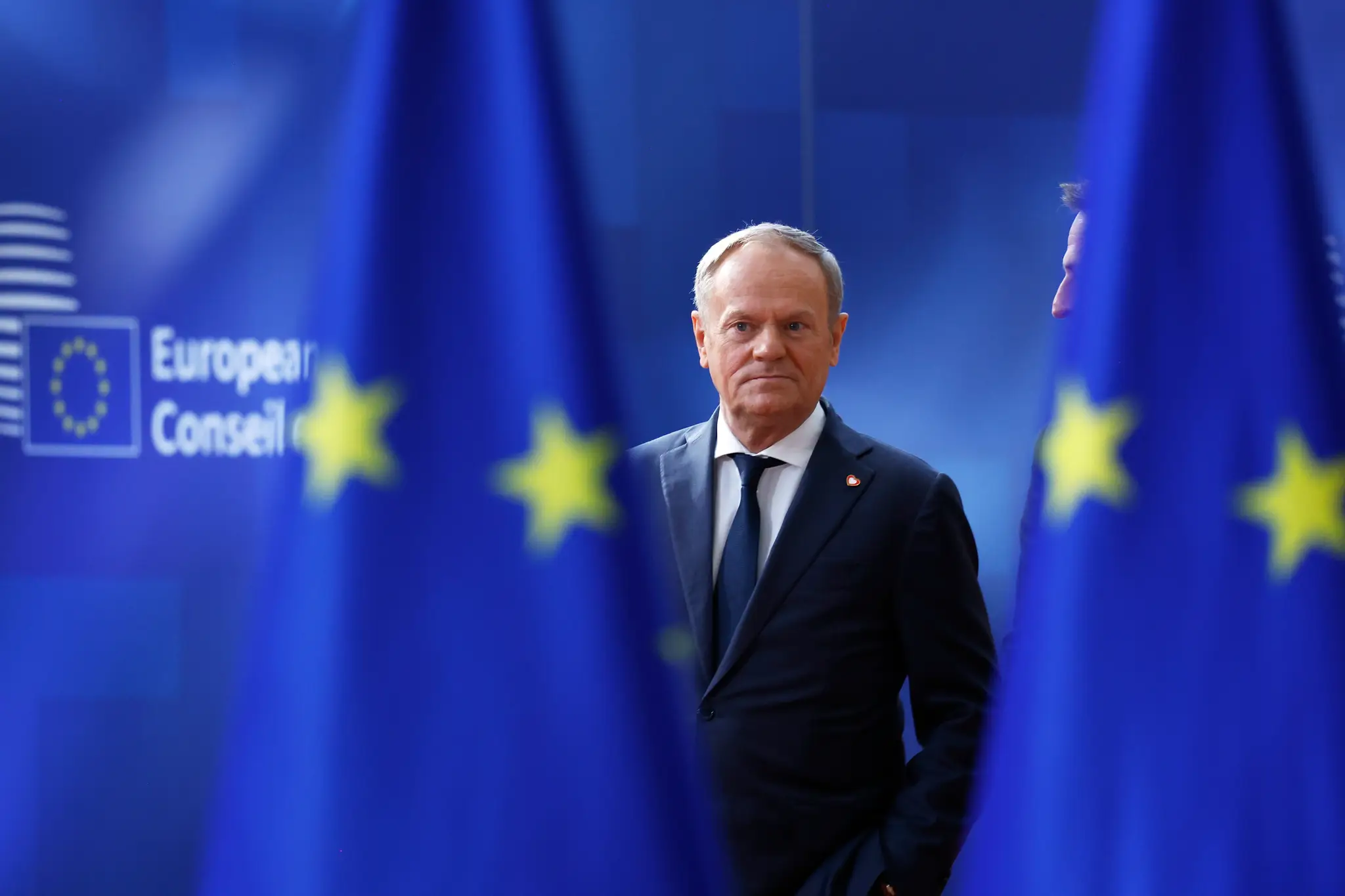 Poľský premiér Donald Tusk prichádza na mimoriadny summit lídrov členských krajín EÚ v Bruseli.