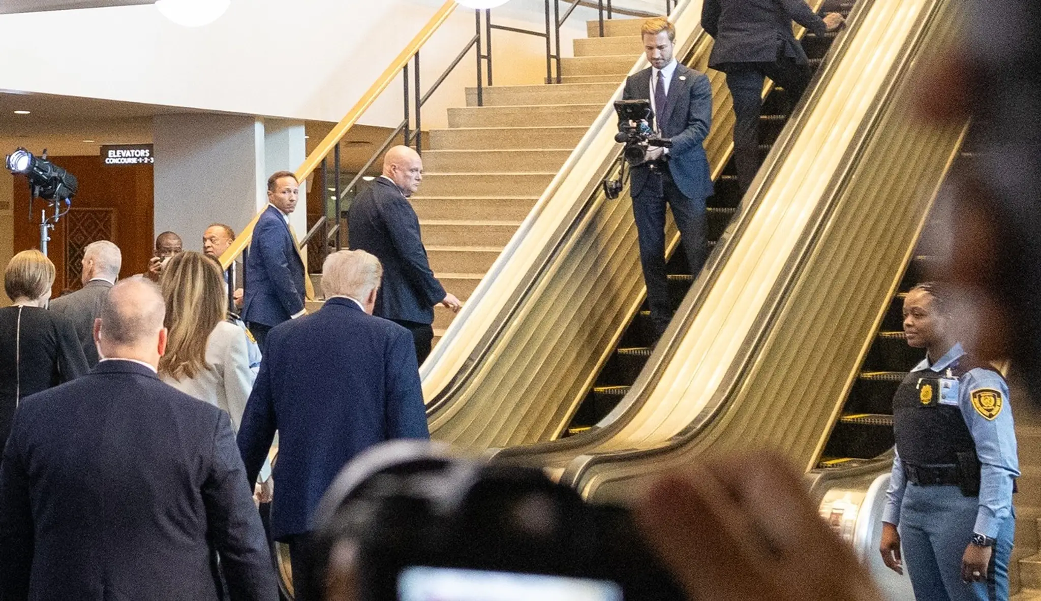 Eskalátor v sídle OSN sa zastavil v momente, keď naň vstúpil Donald Trump.