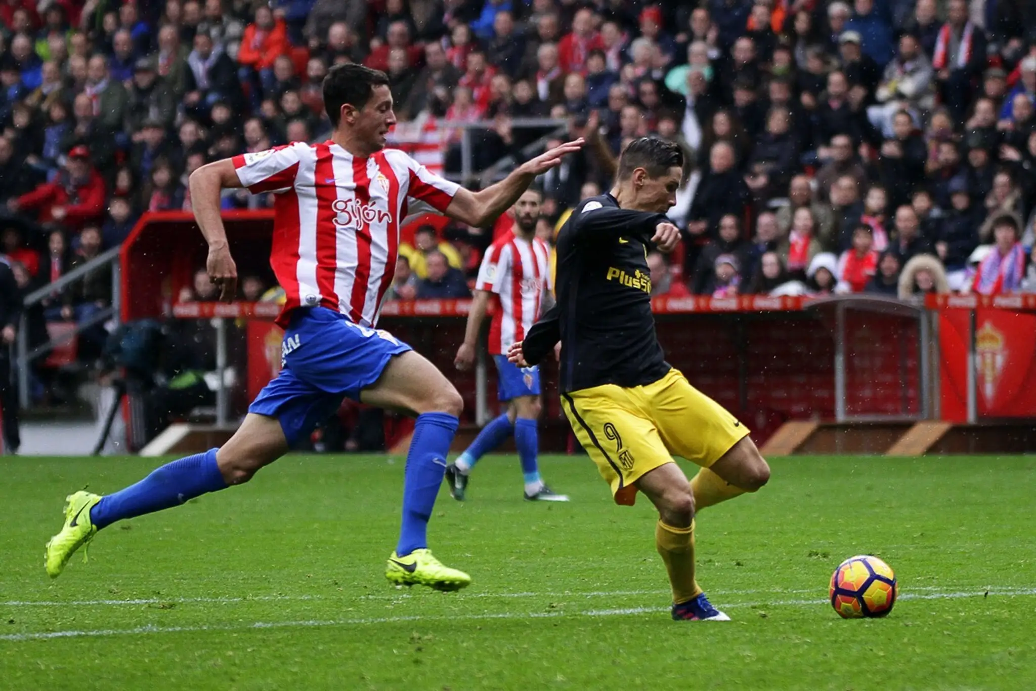Futbalisti Atletica Madrid triumfovali v úvodnom sobotňajšom zápase 23. kola španielskej ligy na ihrisku Sportingu Gijon 4:1.