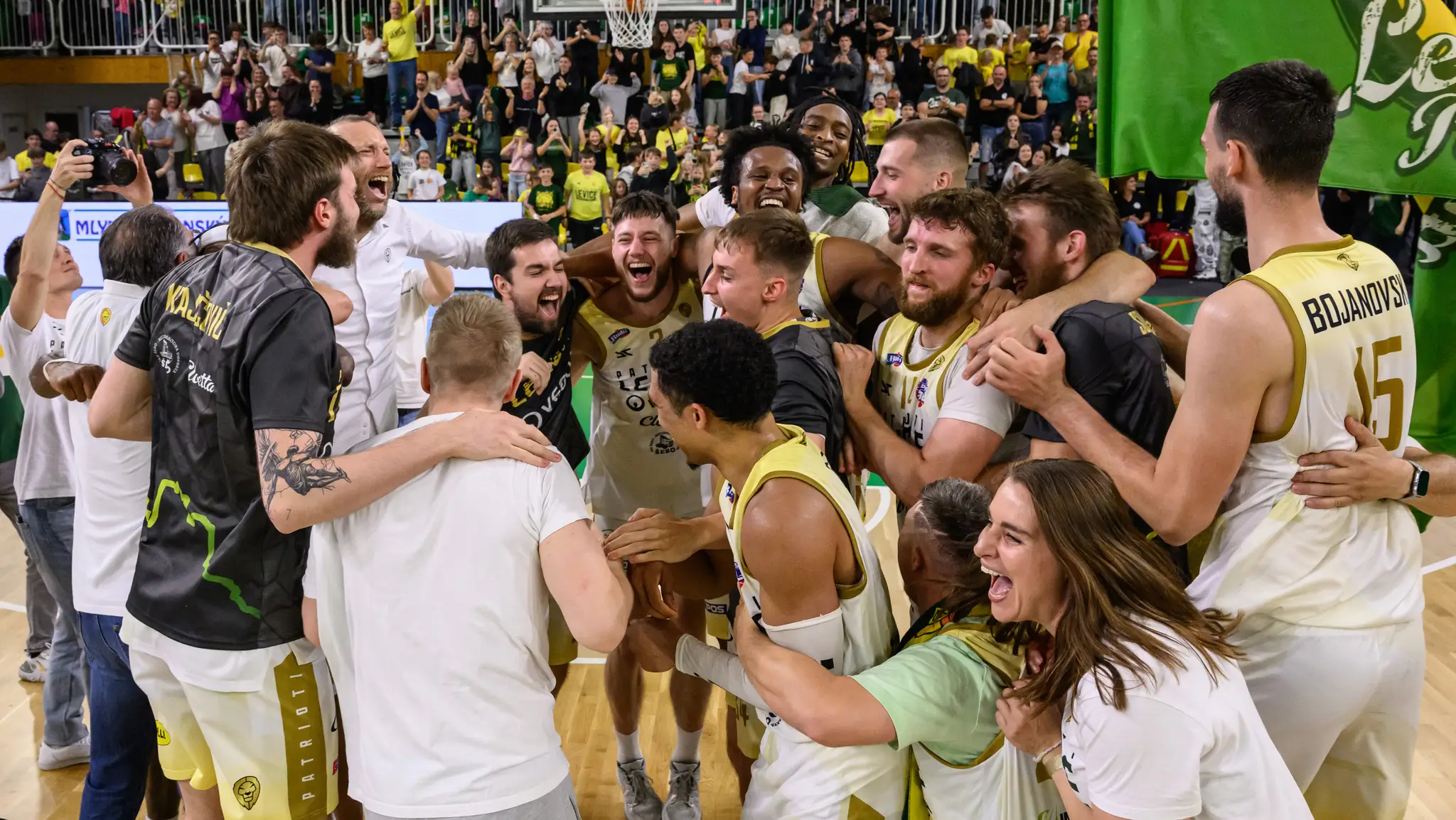 Basketbalisti Patriotov Levice oslavujú majstrovský titul.