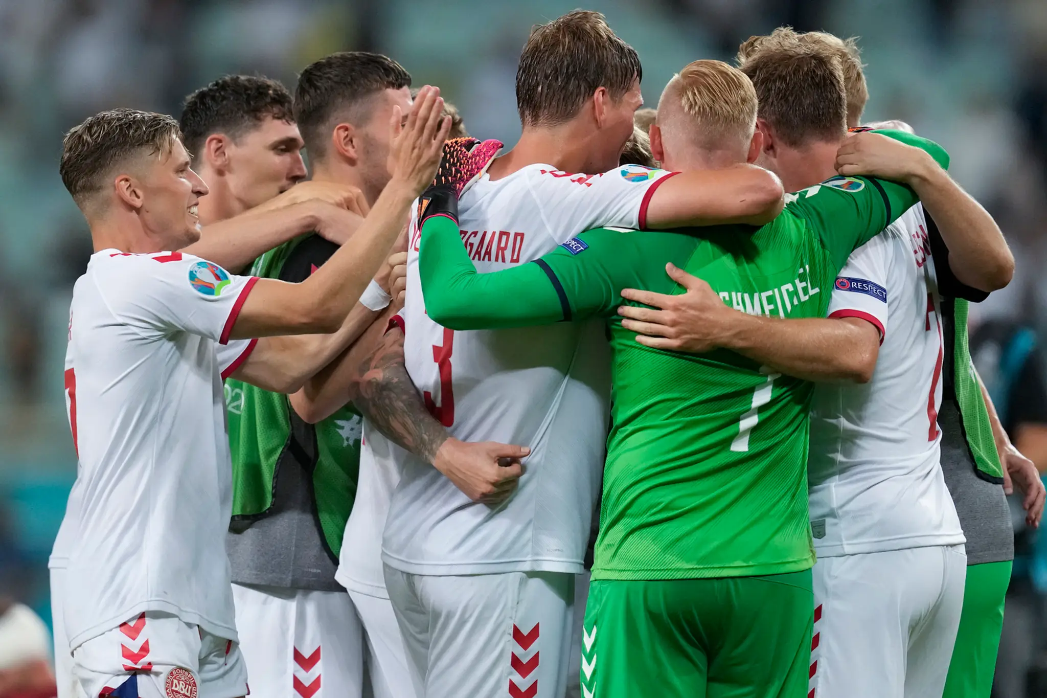 Hráči Dánska oslavujú postup do semifinále ME 2020.