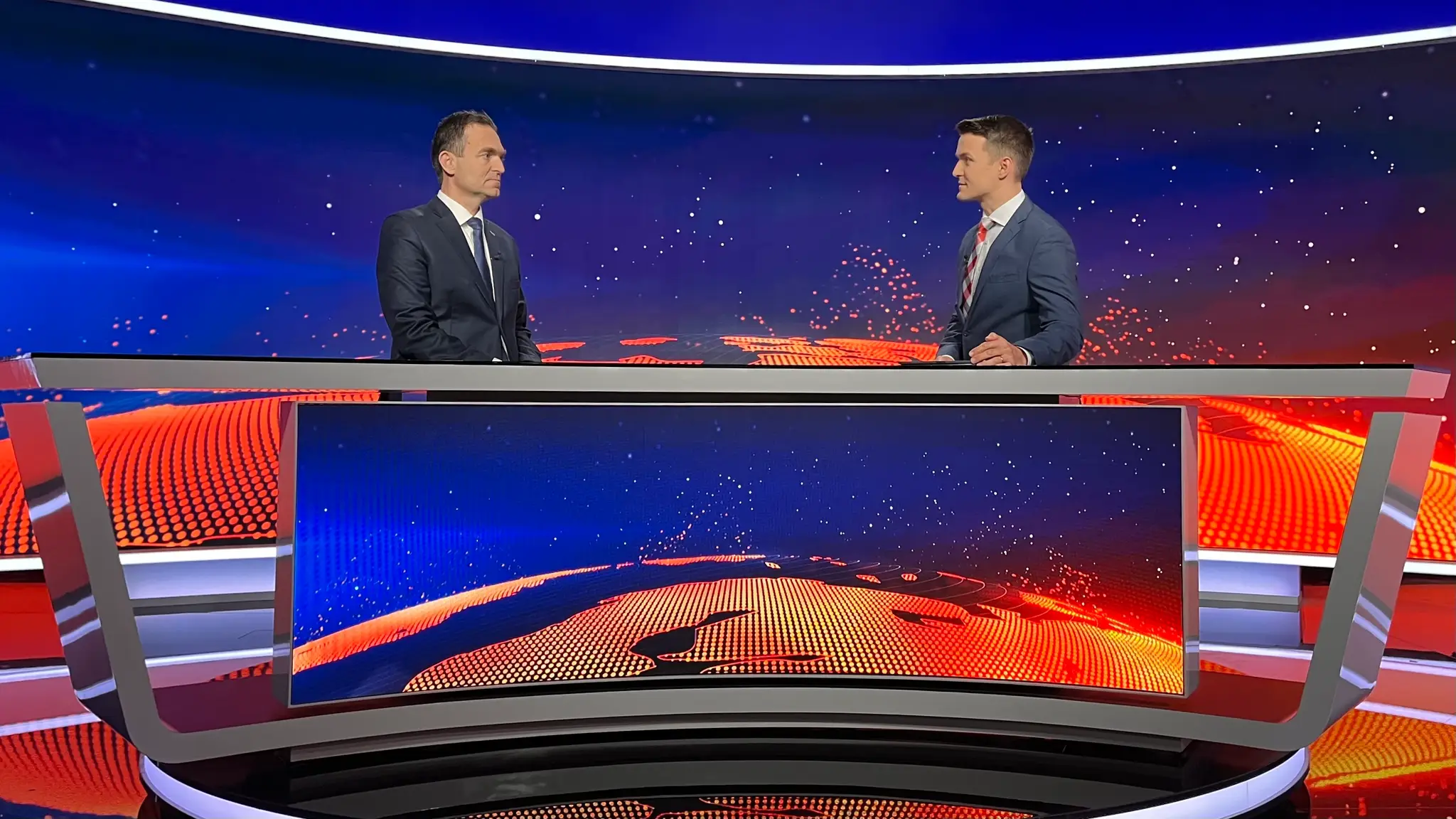 Ľudovít Ódor a Viktor Vincze v štúdiu Televíznych novín