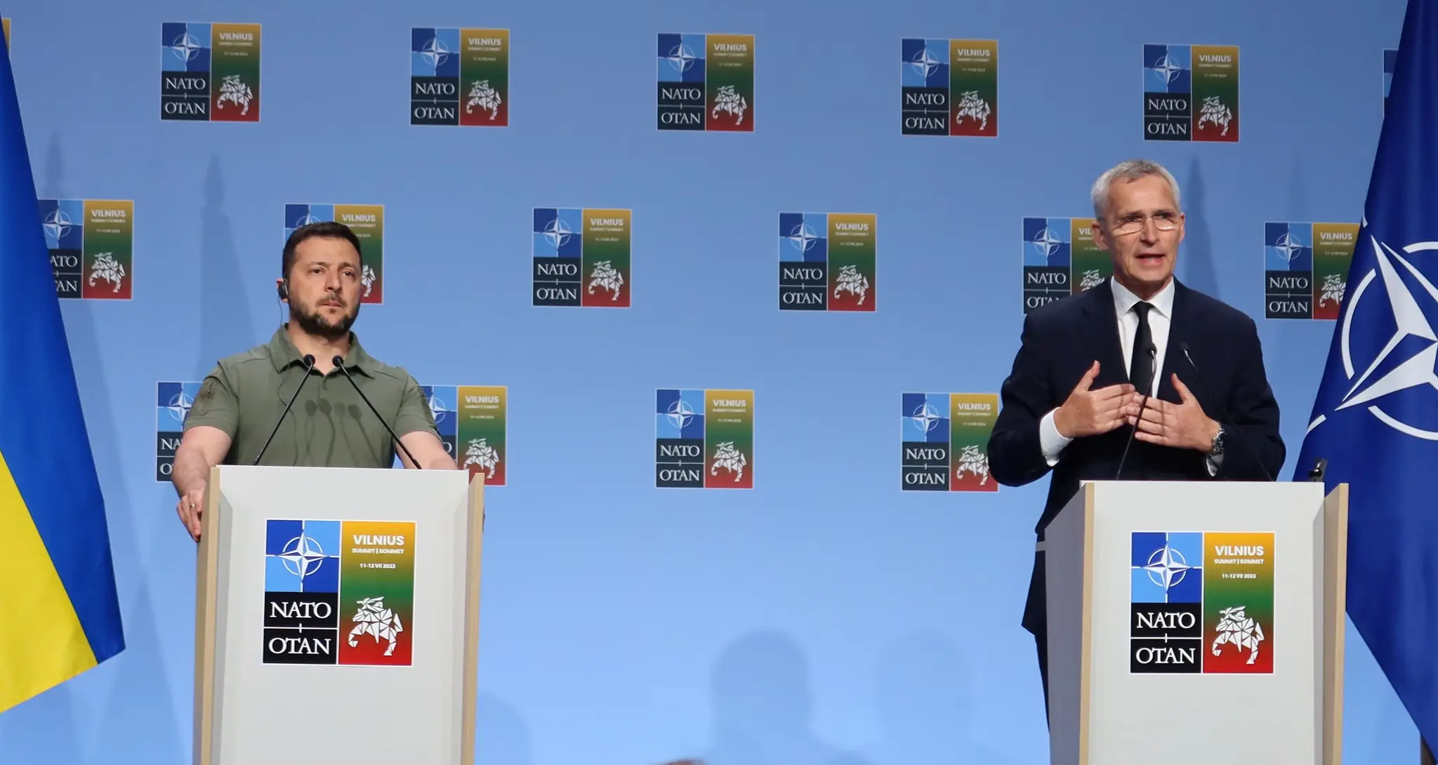 Generálny tajomník NATO Jens Stoltenberg (vpravo) a ukrajinský prezident Volodymyr Zelenskyj.