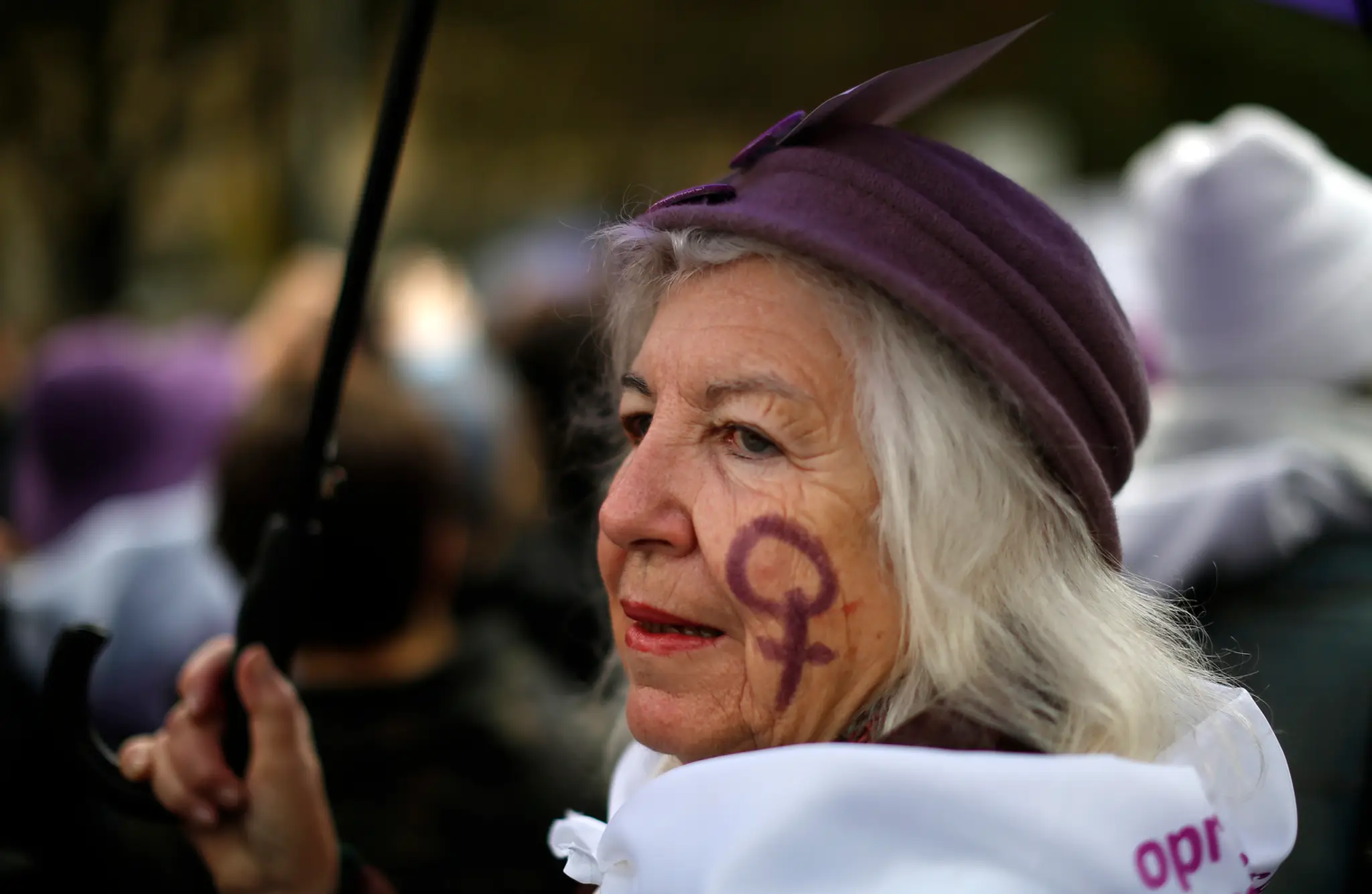 Žena protestuje proti násiliu voči ženám v Madride.