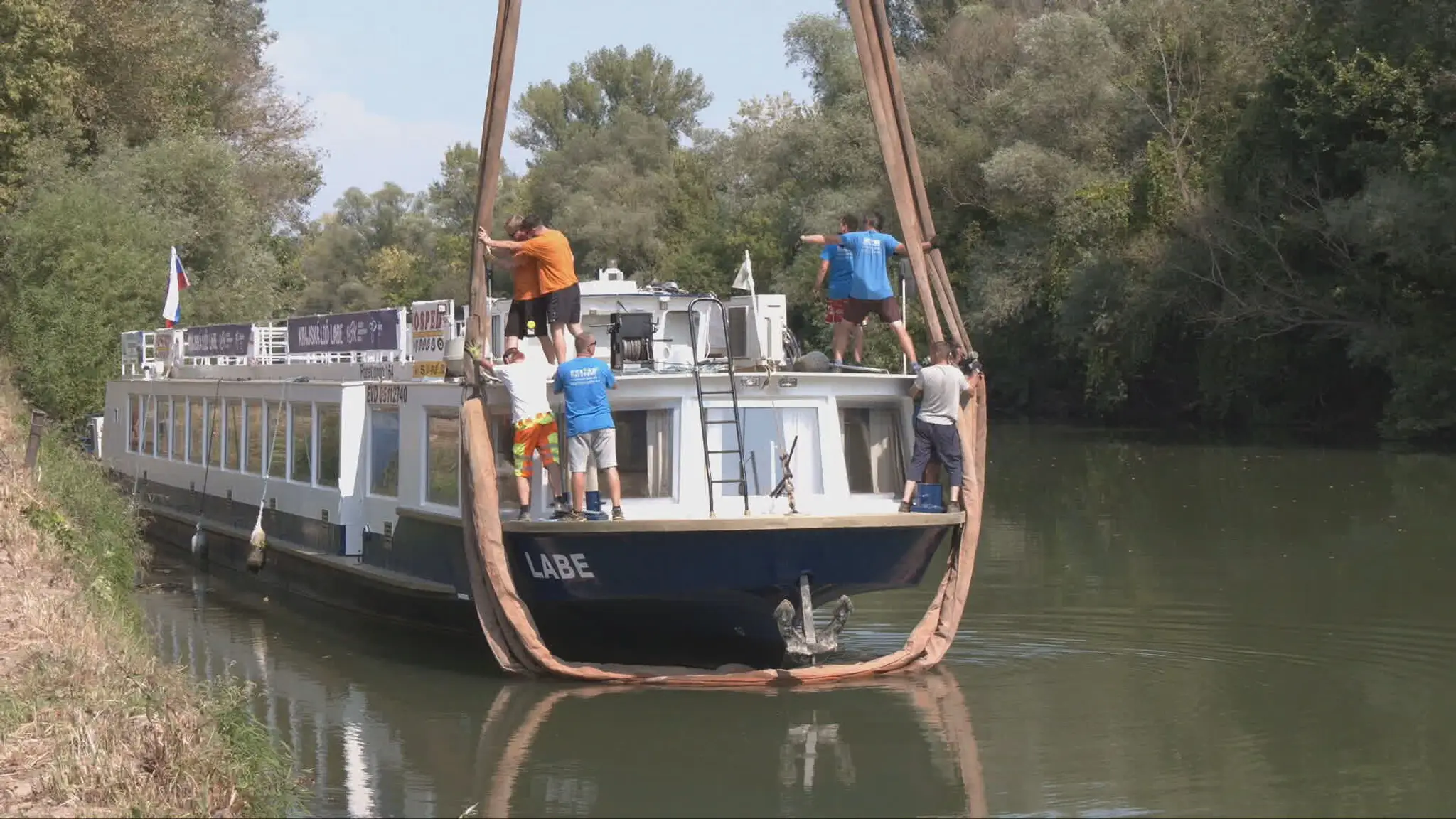 Prípravy na transfer lode Labe