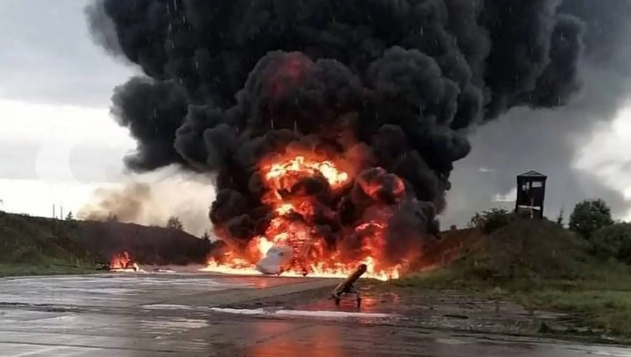 Horiace trosky bombardéra Tu-22M3 na leteckej základni v Nižnom Novgorode.