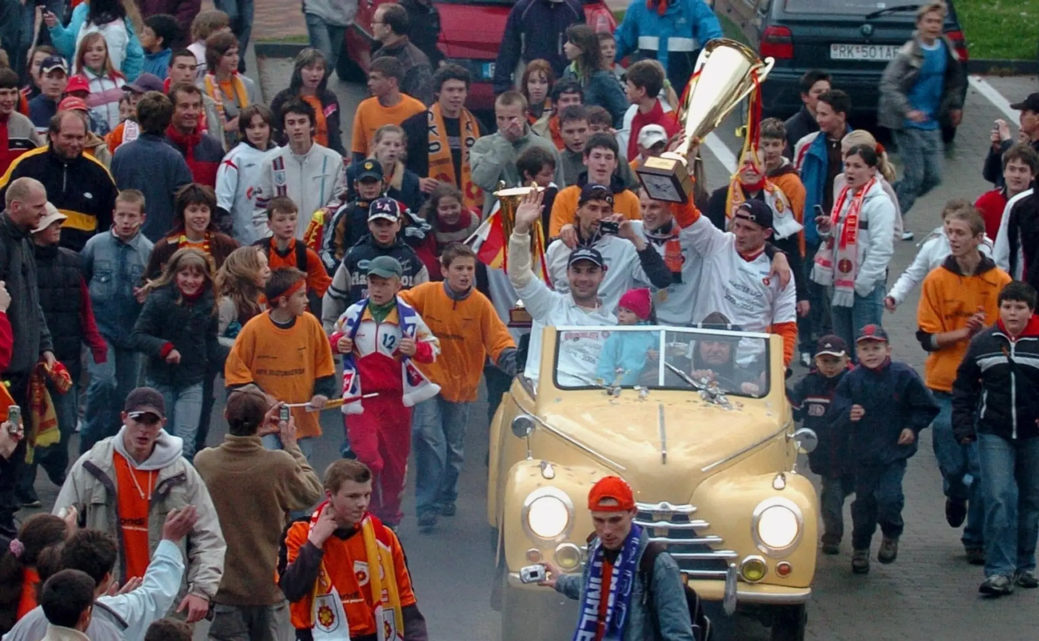 Hráči  Ružomberka oslavujú zisk víťaznej trofeje Corgoň ligy v uliciach Ružomberka 31.mája 2006.