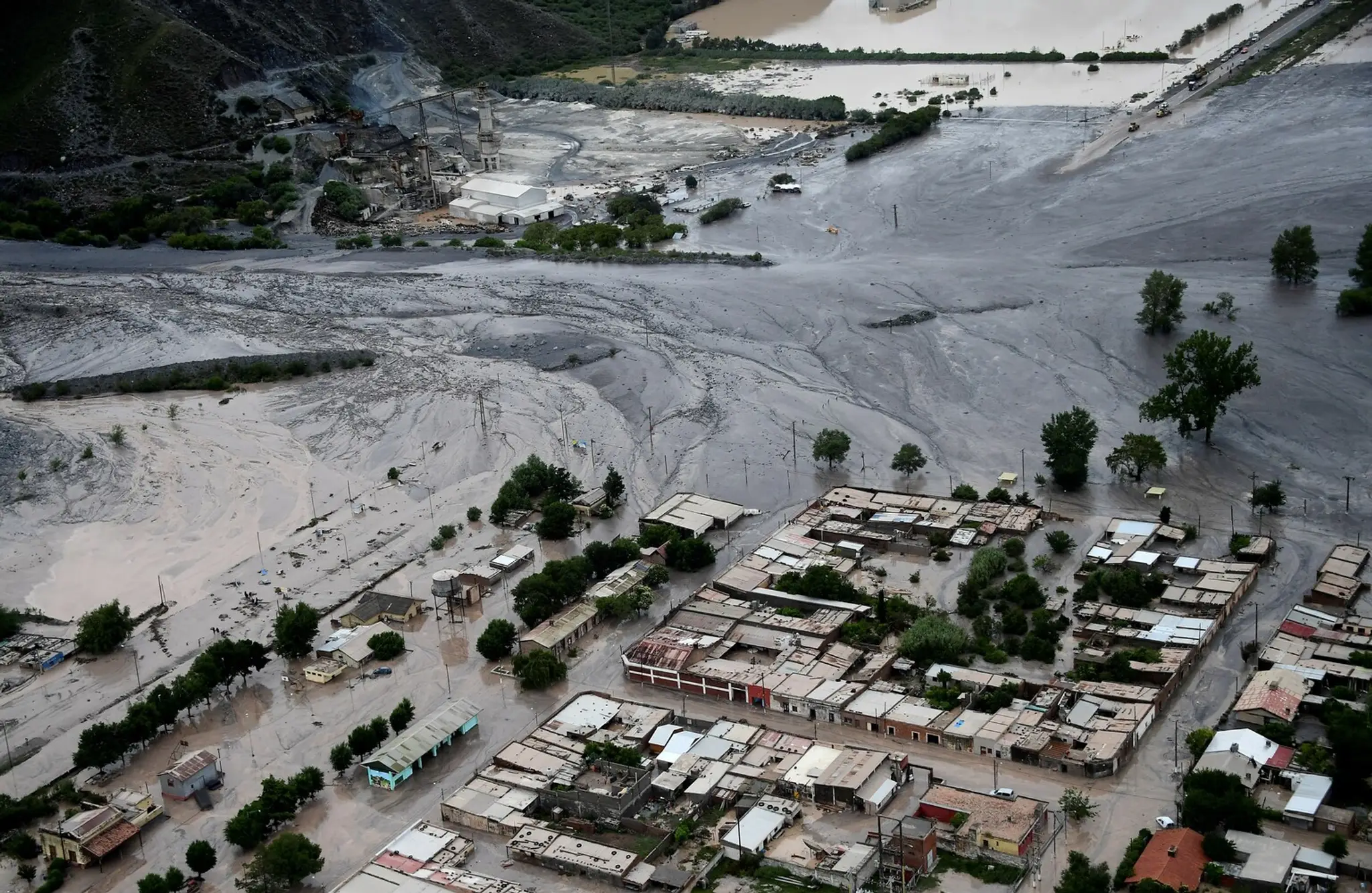 Zosuv pôdy pochoval veľkú časť mesta Volcano.