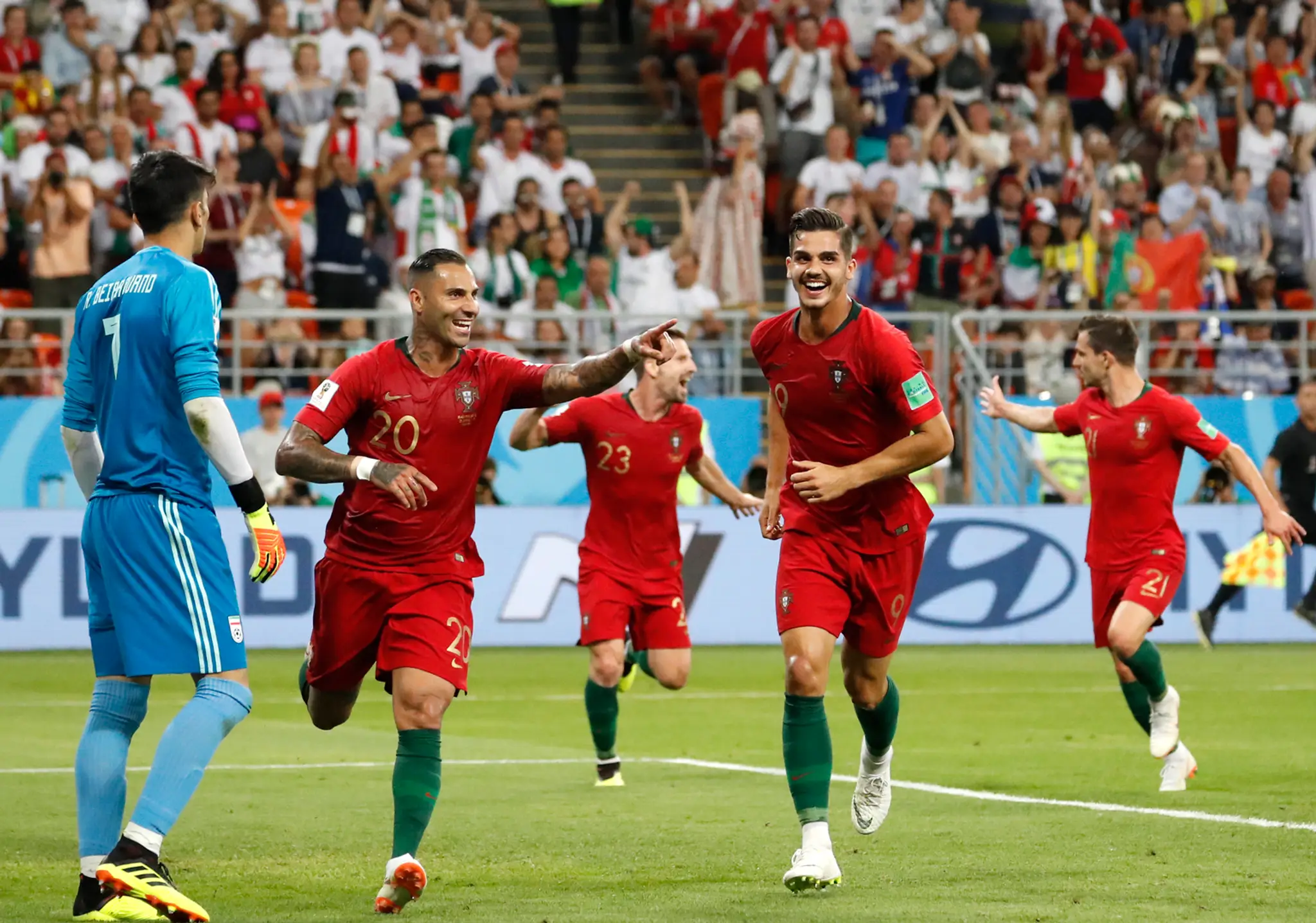 Portugalčan Ricardo Quaresma (druhý zľava) jasá po zásahu v zápase proti Iránu na MS 2018. 