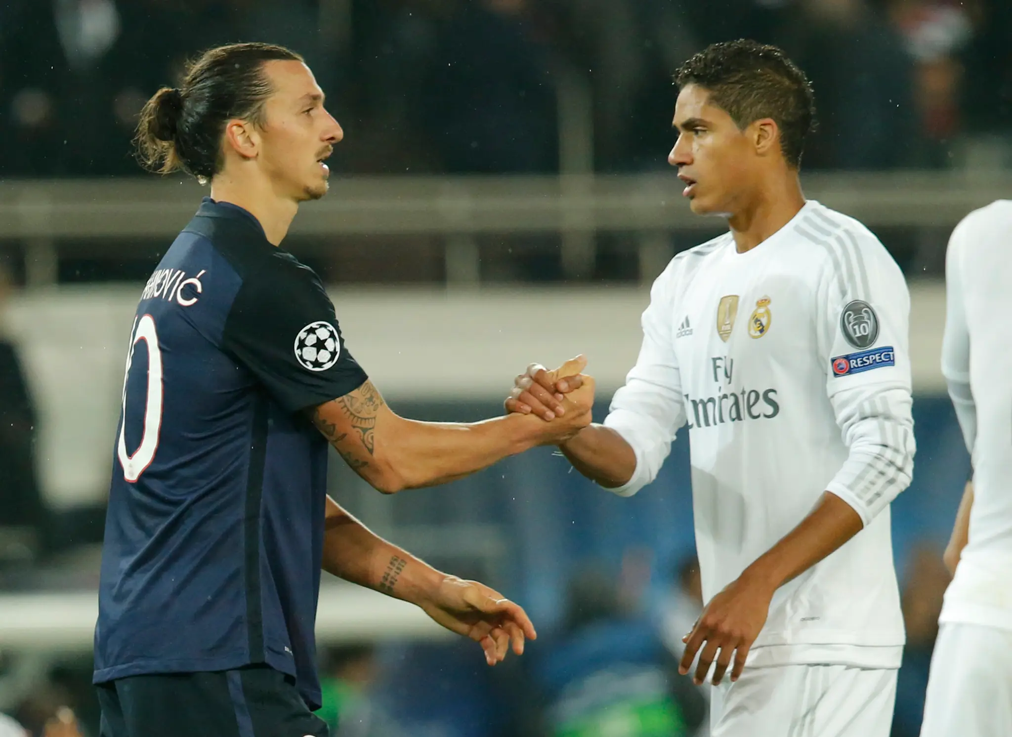 Zlatan Ibrahimovič (OSG) a Raphael Varane (Real Madrid) sa lúčia po zápase v skupinovej fáze Ligy majstrov.
