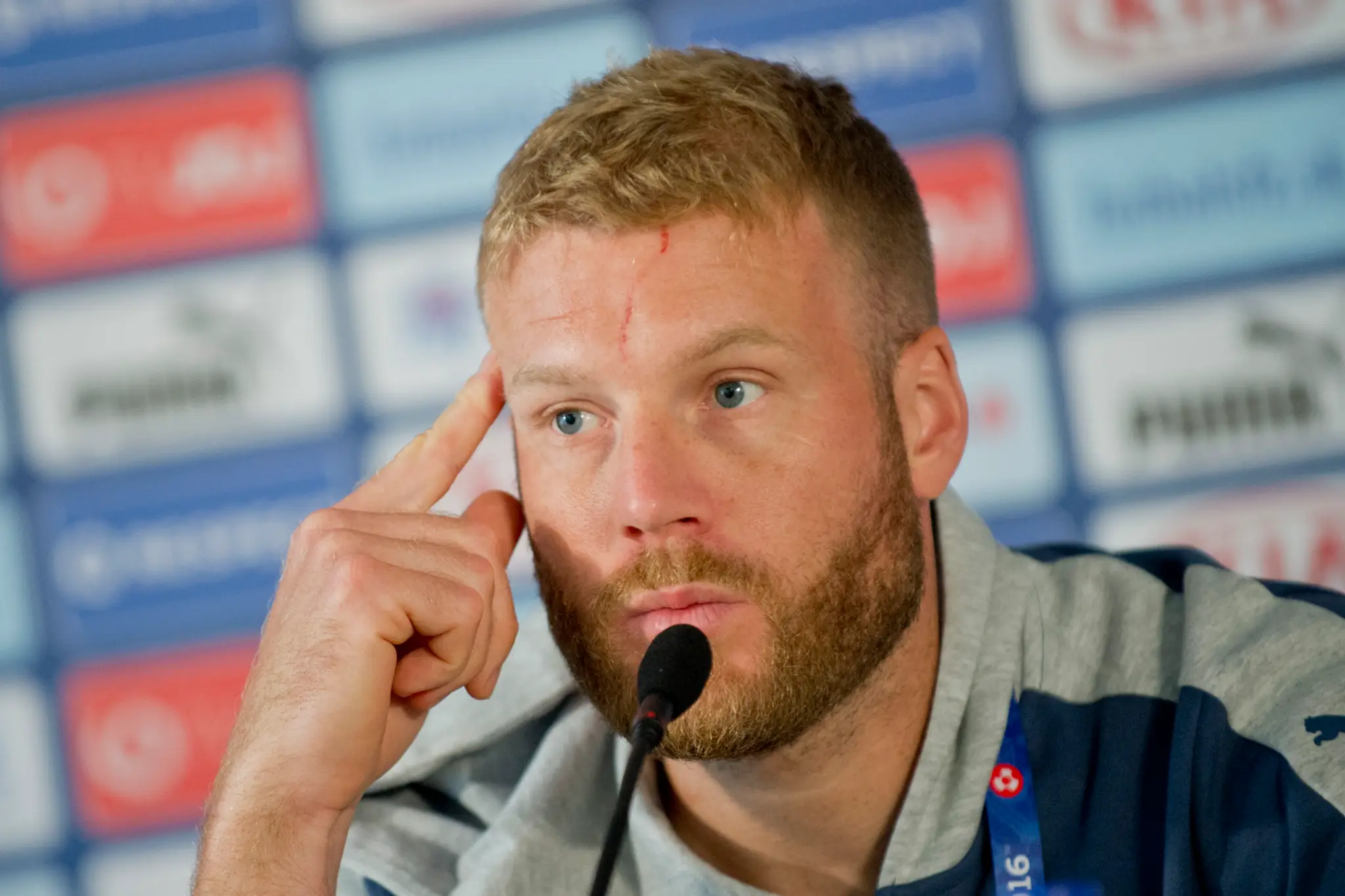 Adam Nemec počas brífingu s novinármi na ME vo Francúzsku.